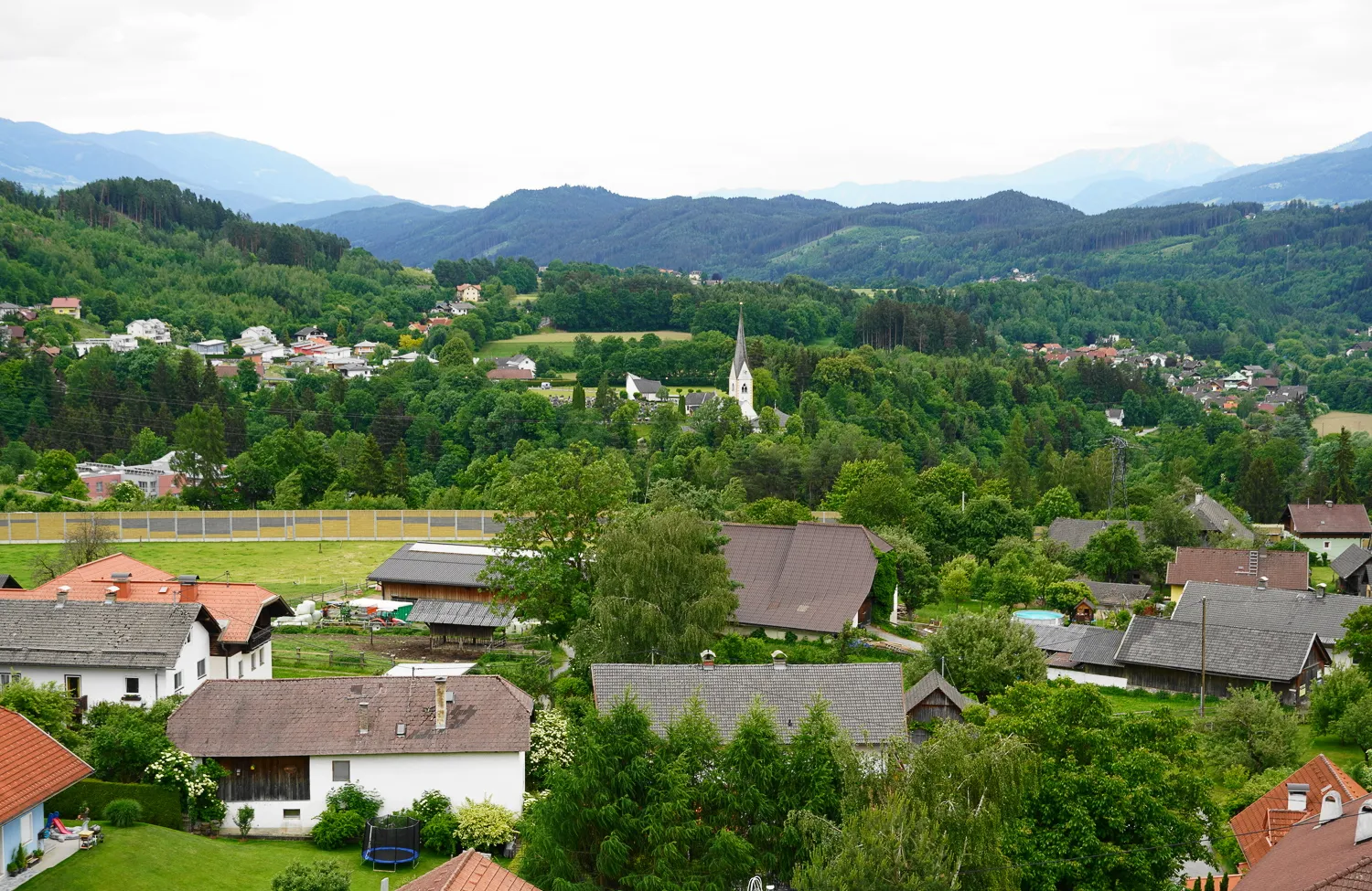 Photo showing: Lieserhofen Panoramic view to Lieseregg and to Paris church of municipality Seeboden,  district Spittal an der Drau, Carinthia, Austria, EU