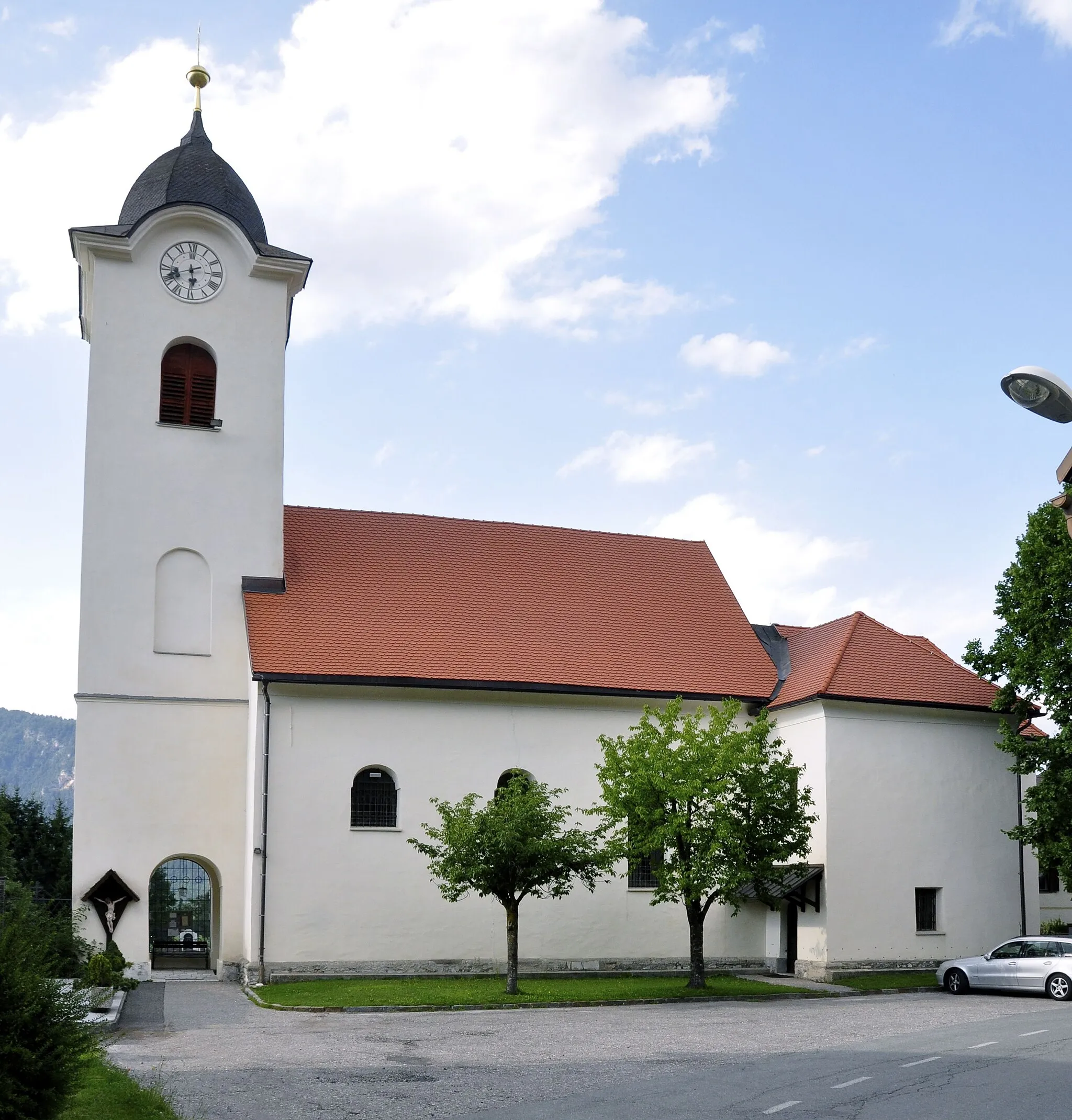 Photo showing: Parish church Saint Leonard and cemetery in Sankt Leonhard bei Siebenbrünn, market town Arnoldstein, district Villach Land, Carinthia, Austria, EU