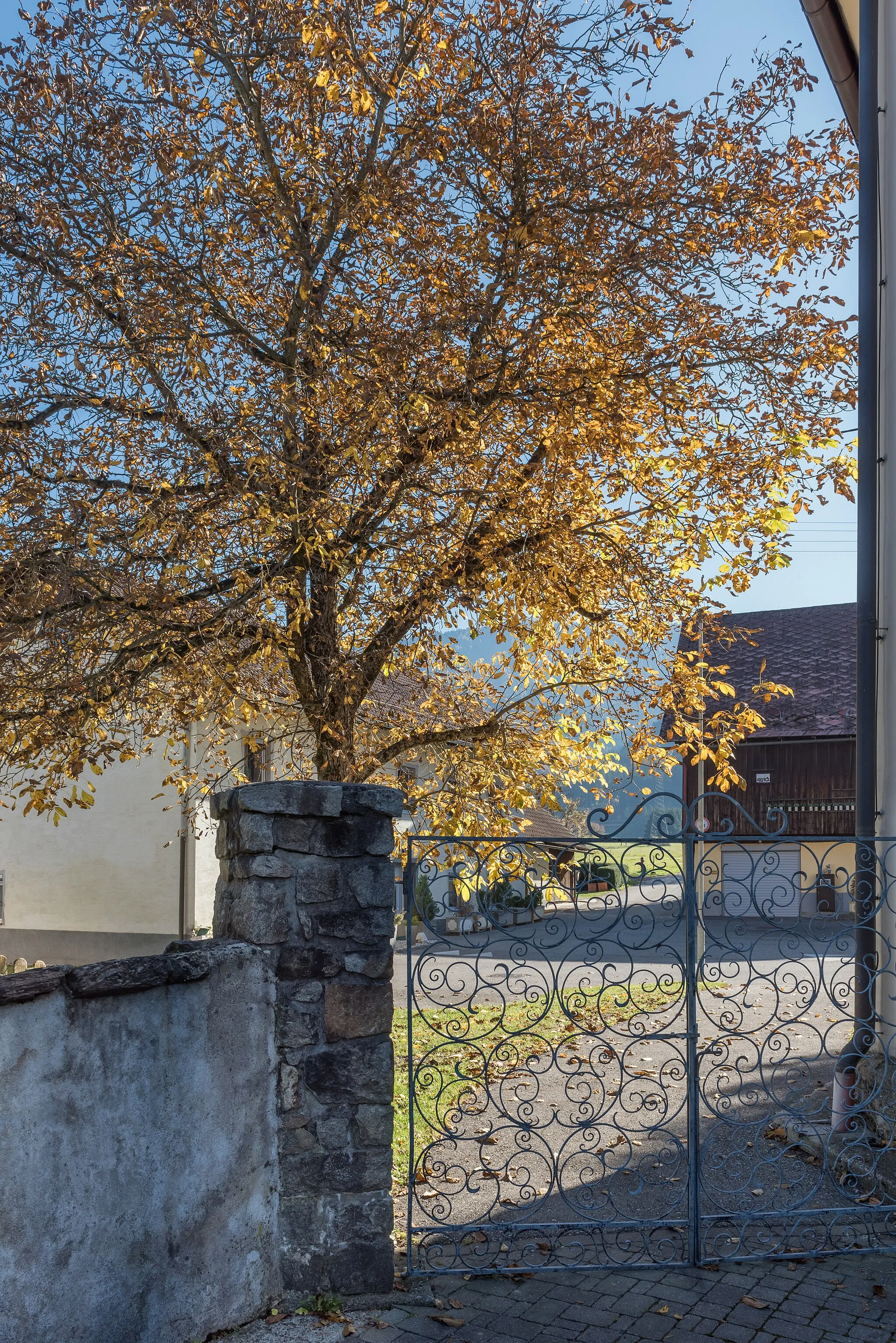 Photo showing: Eastern cemetery gate at the parish church Saint Leonard in Sankt Leonhard bei Siebenbrünn, market town Arnoldstein, district Villach Land, Carinthia, Austria, EU