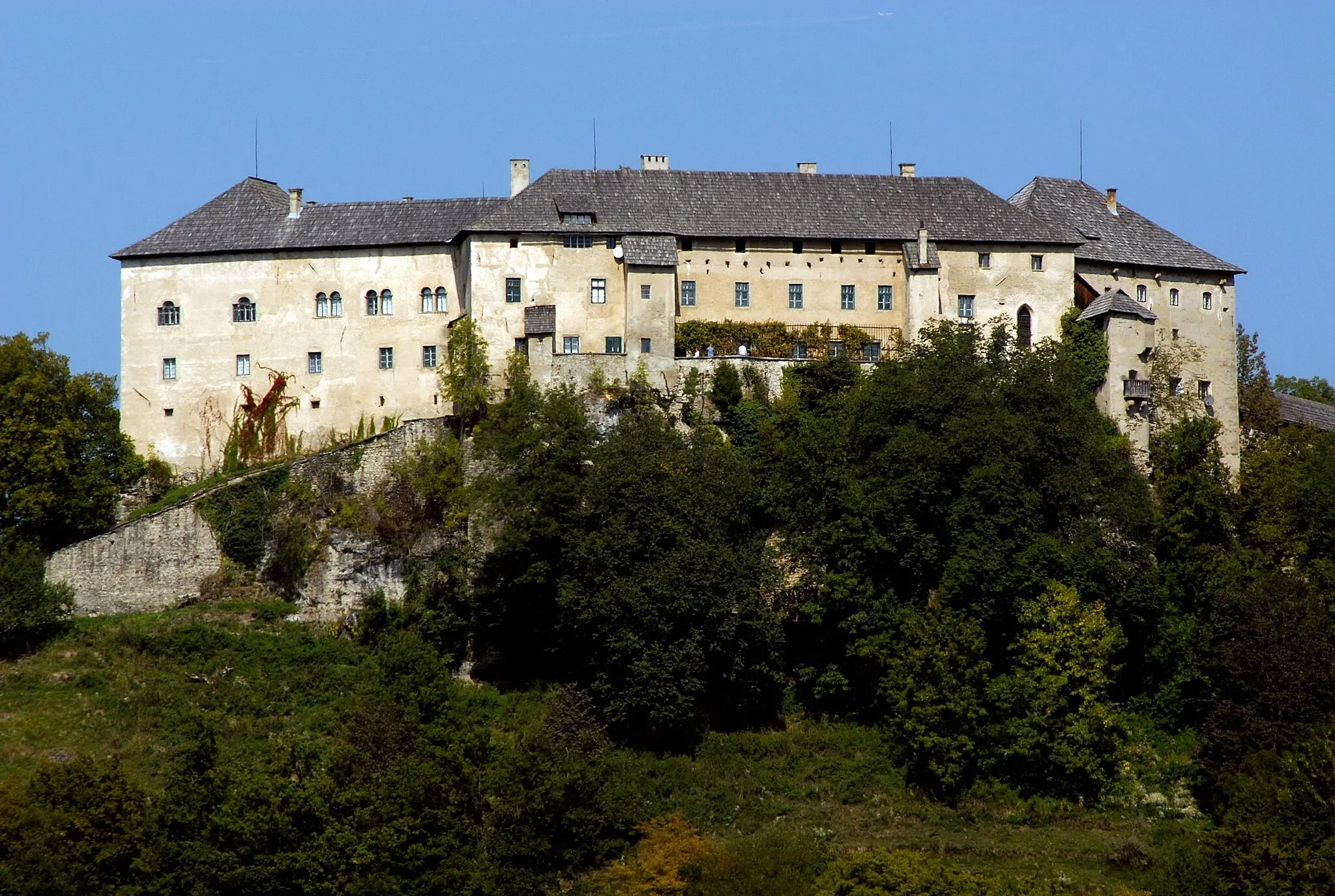 Photo showing: Southern view of castle Hollenburg in Hollenburg, municipality Köttmannsdorf, district Klagenfurt Land, Carinthia, Austria, European Union