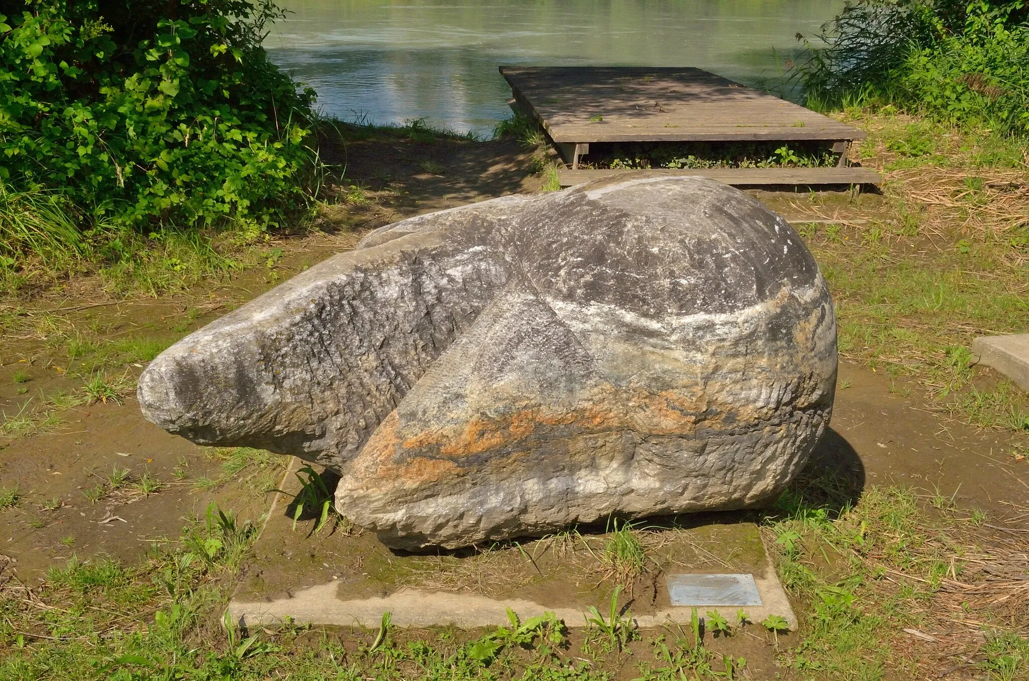 Photo showing: Rastplatz Gummern am Drauradweg in der Gemeinde Weißenbach, am linken Drauufer nach der Brücke nach Gummern.
Skulptur von Hermann Walenta Ohne Titel aus Krastaler Marmor.