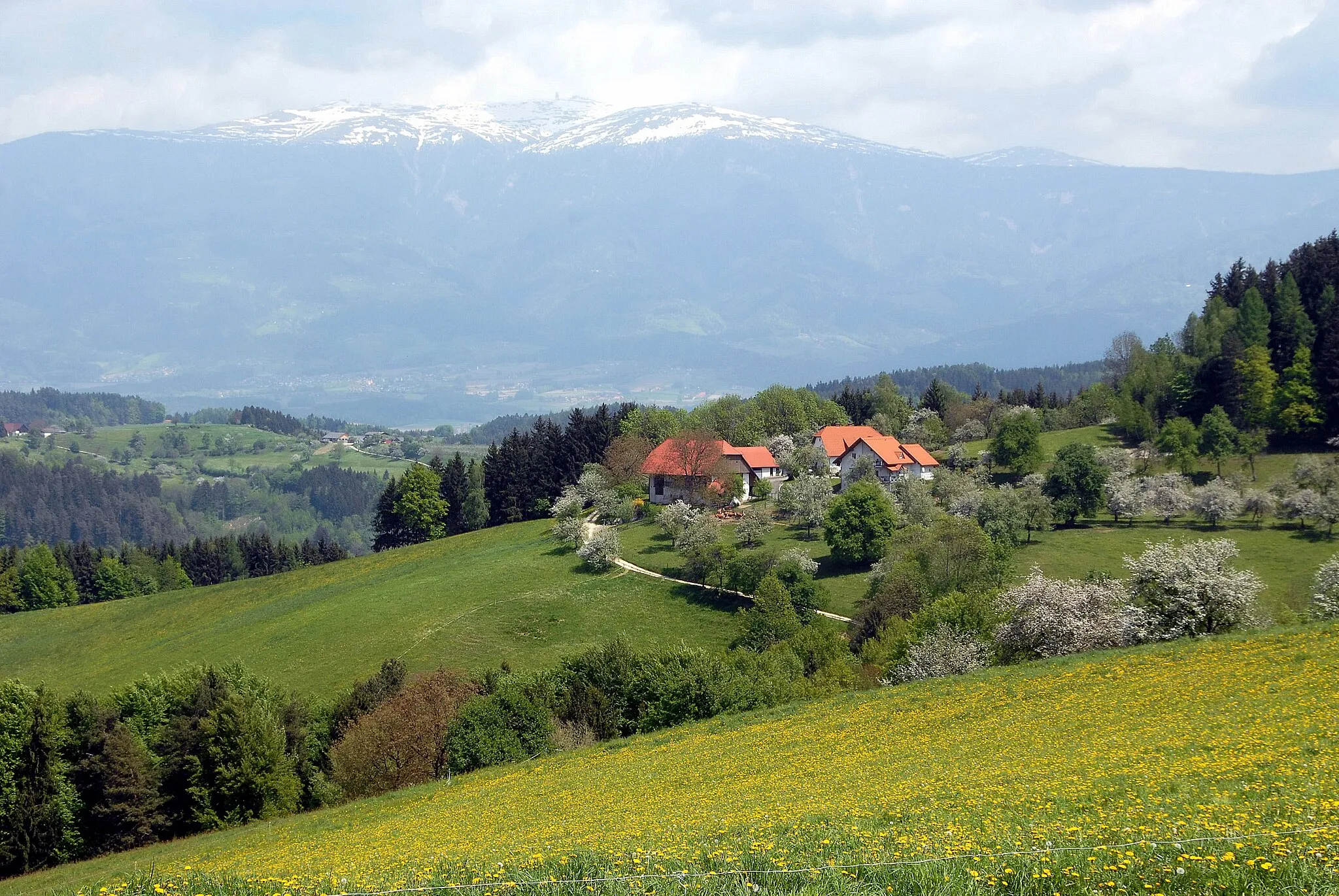 Photo showing: View from the locality Grutschen at Windisch Grutschen, the Lavant valley and the mountain Koralm, community Saint Paul in the Lavant valley, district Wolfsberg, Carinthia, Austria