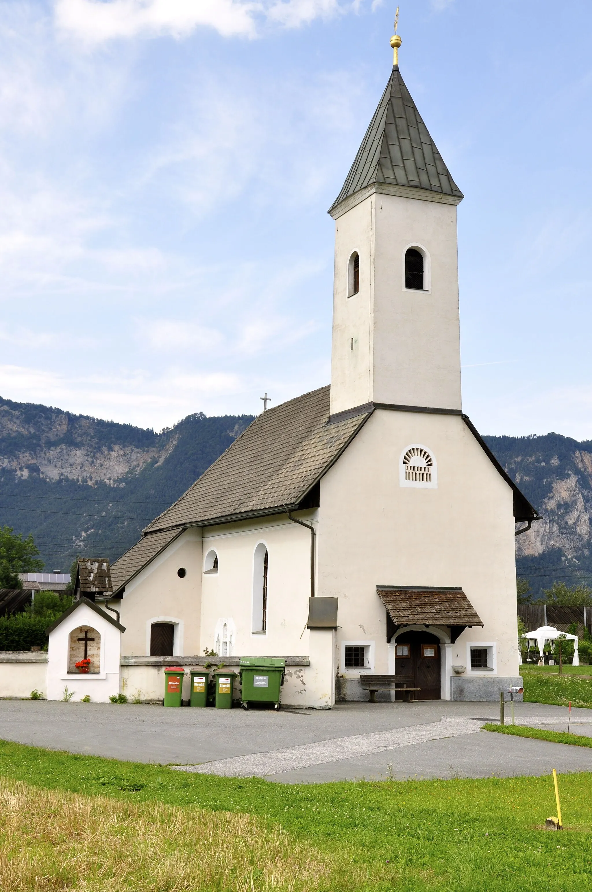 Photo showing: Subsidiary church Saint Nicholas and cemetery at Neuhaus, municipality Arnoldstein, district Villach Land, Carinthia / Austria / EU