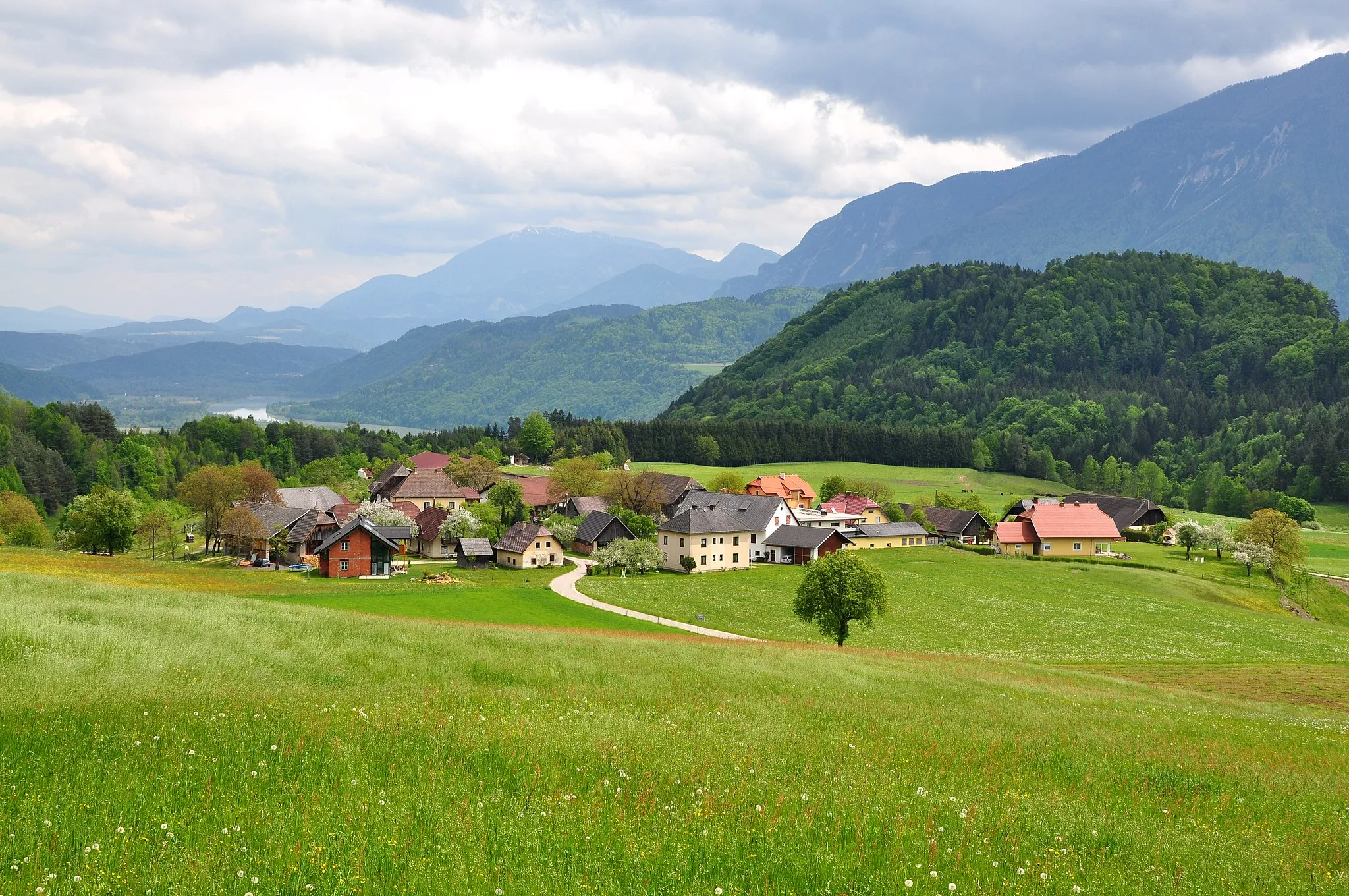 Photo showing: Village Kossiach (in the background the Rosental), municipality Ebenthal in Kärnten, district Klagenfurt-Land, Carinthia, Austria