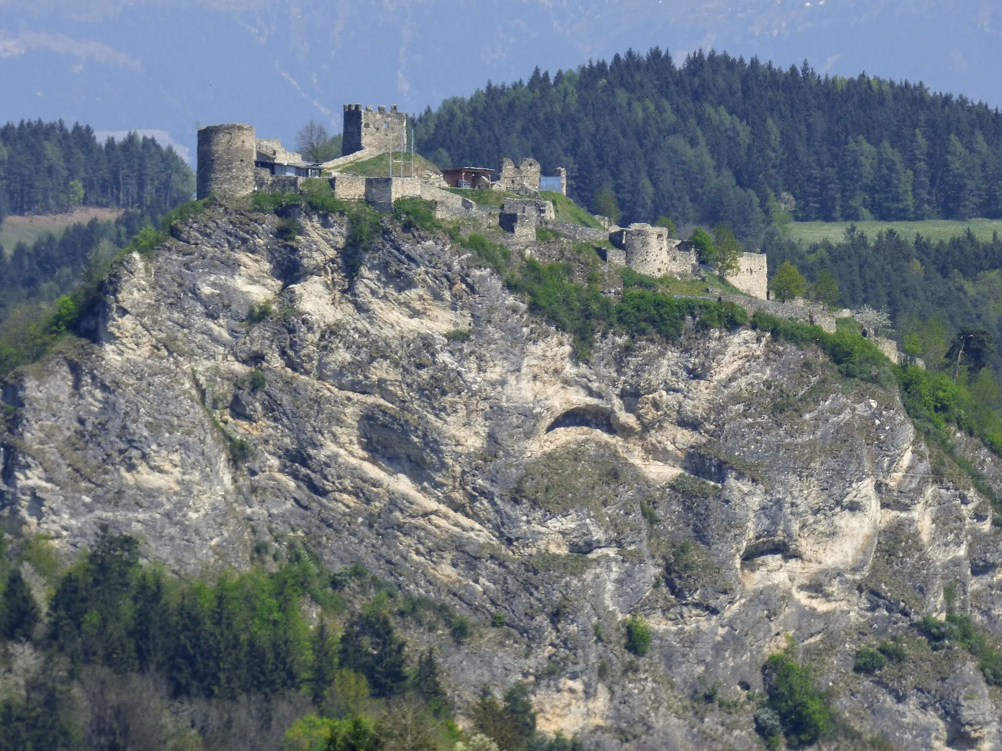 Photo showing: This media shows the protected monument with the number 34359 in Austria. (Commons, de, Wikidata)

Burg Griffen, Kärnten

Ansicht von Westen