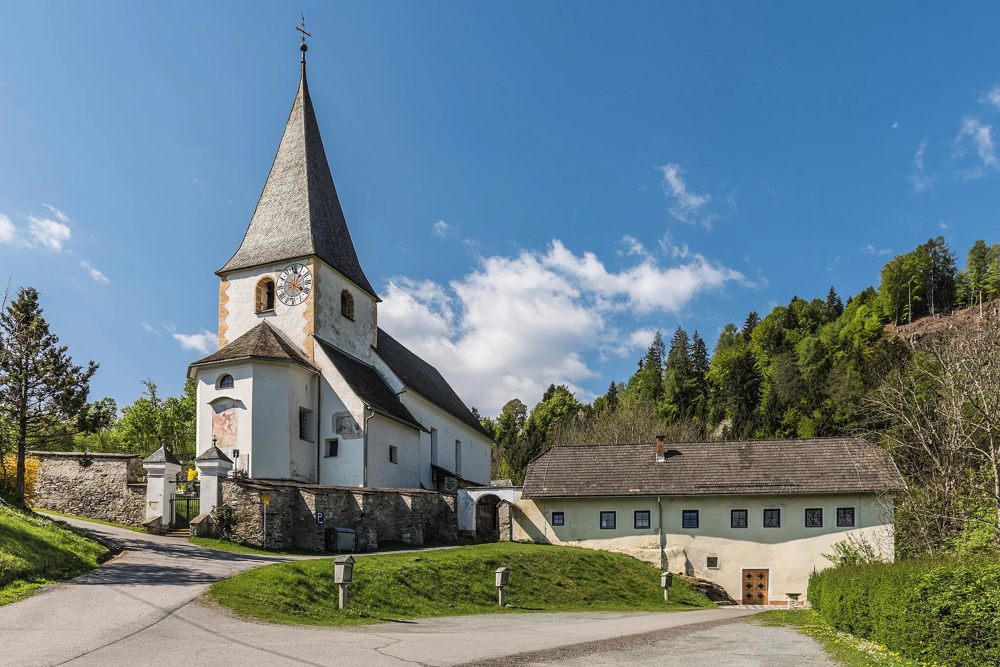 Photo showing: Fortified parish church Saint James the Greater and former rectory in Tiffen #29, municipality Steindorf am Ossiacher See, district Feldkirchen, Carinthia, Austria, EU
