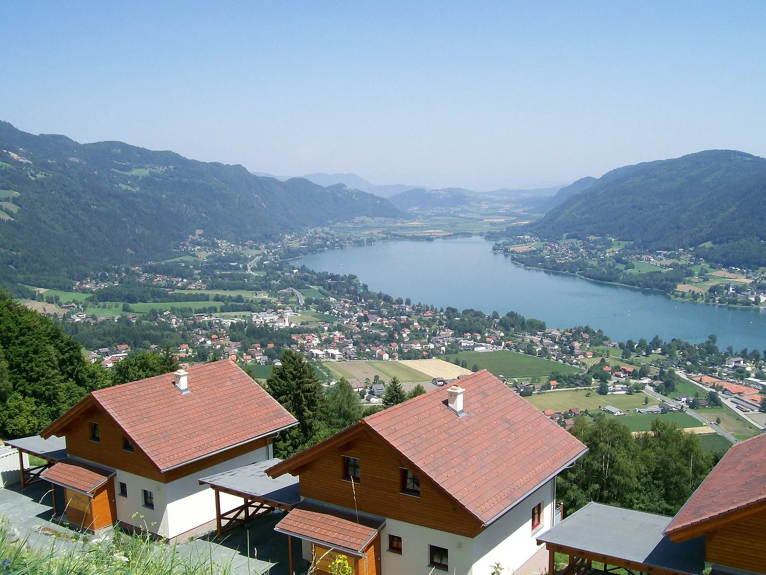 Photo showing: Sight from Gerlitzen Alpenstraße on Bodensdorf and Ossiacher See