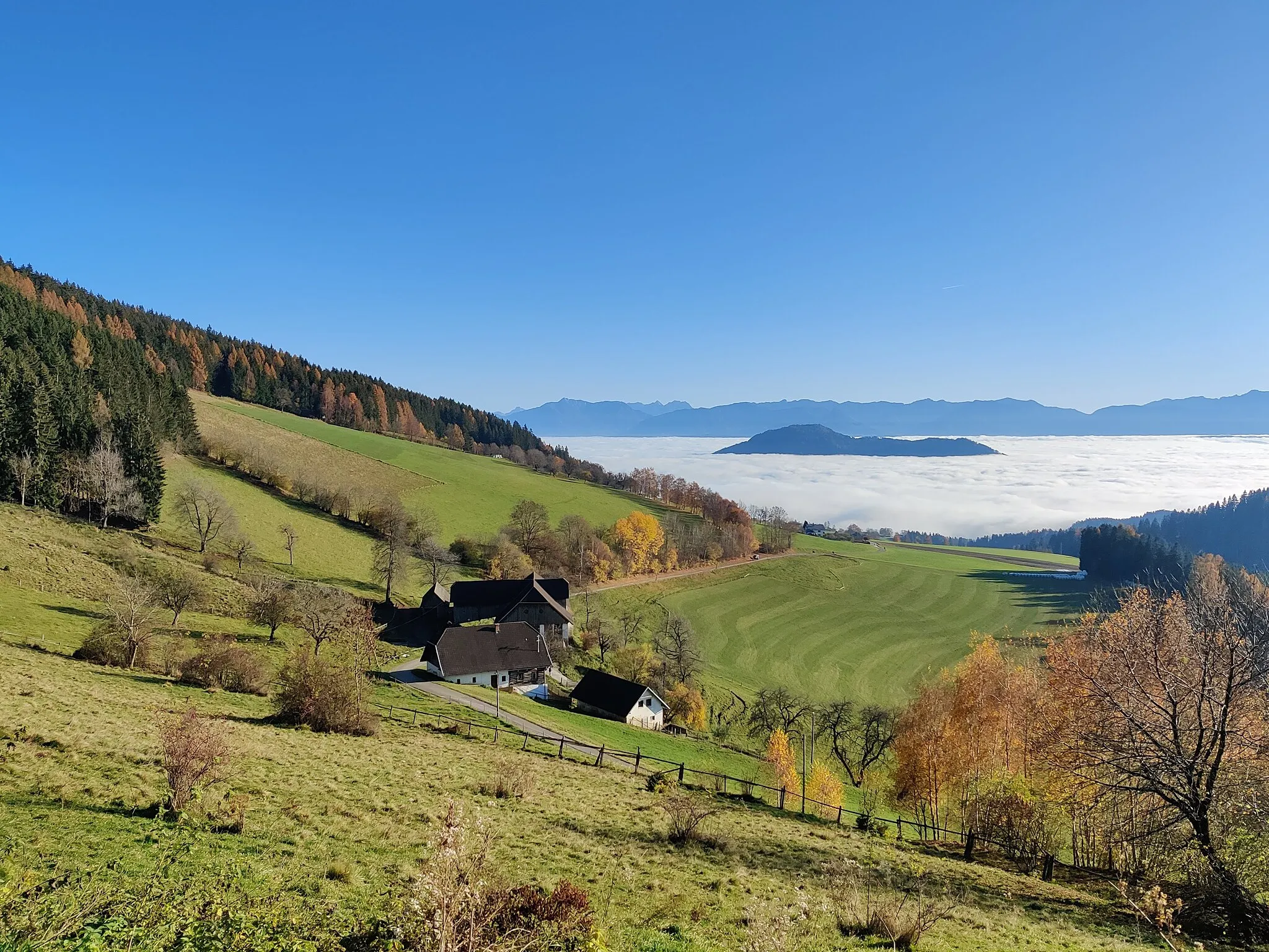 Photo showing: Hof Glantschnig, Sörgerberg Nr. 3, Gemeinde Liebenfels, Kärnten.
im Hintergrund ragt der vom Hochnebel über dem Klagenfurter Becken umgebene Gipfel des Ulrichsbergs