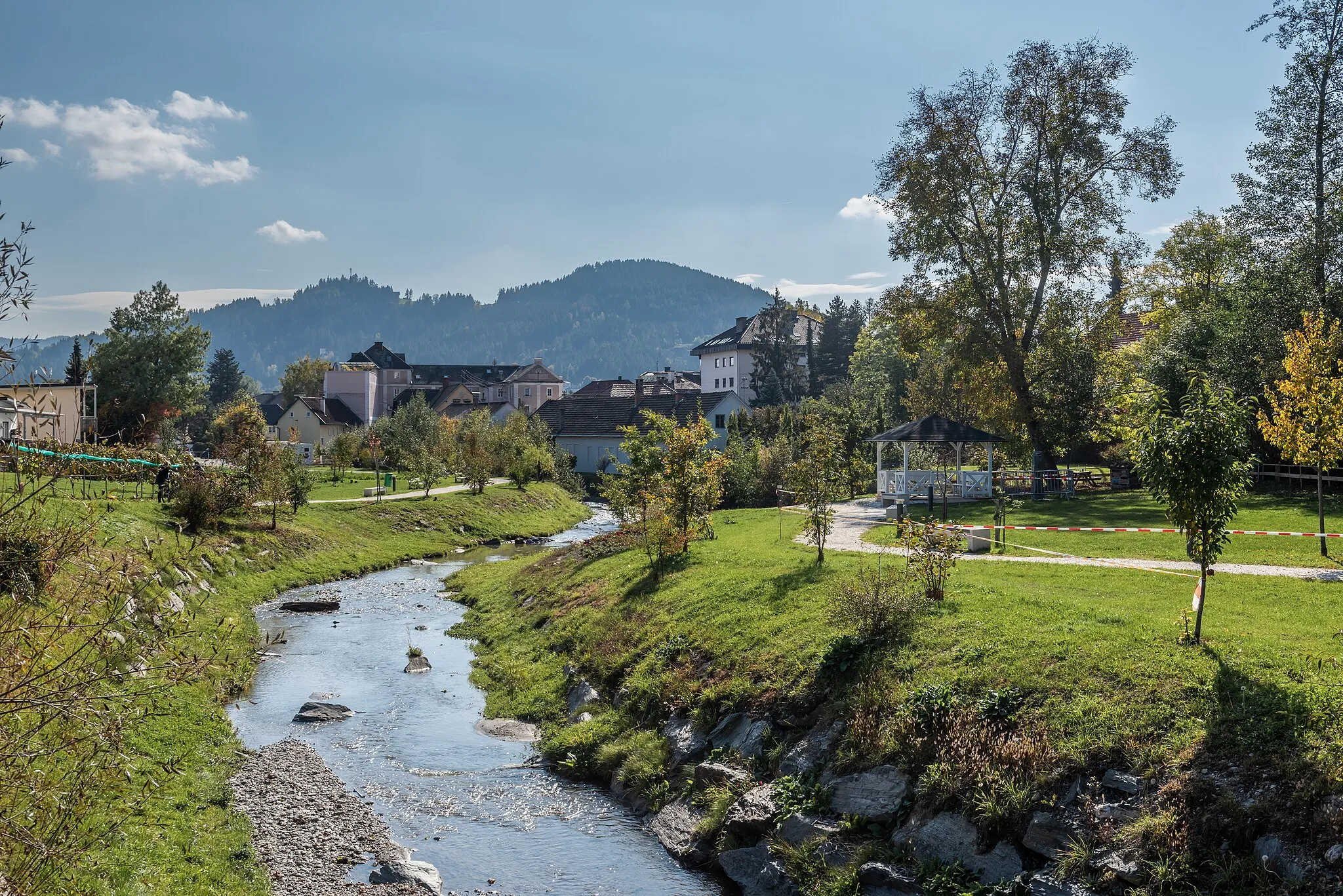 Photo showing: Park at the Tiebel river on Gurktal Straße, city of Feldkirchen, district Feldkirchen, Carinthia, Austria, EU