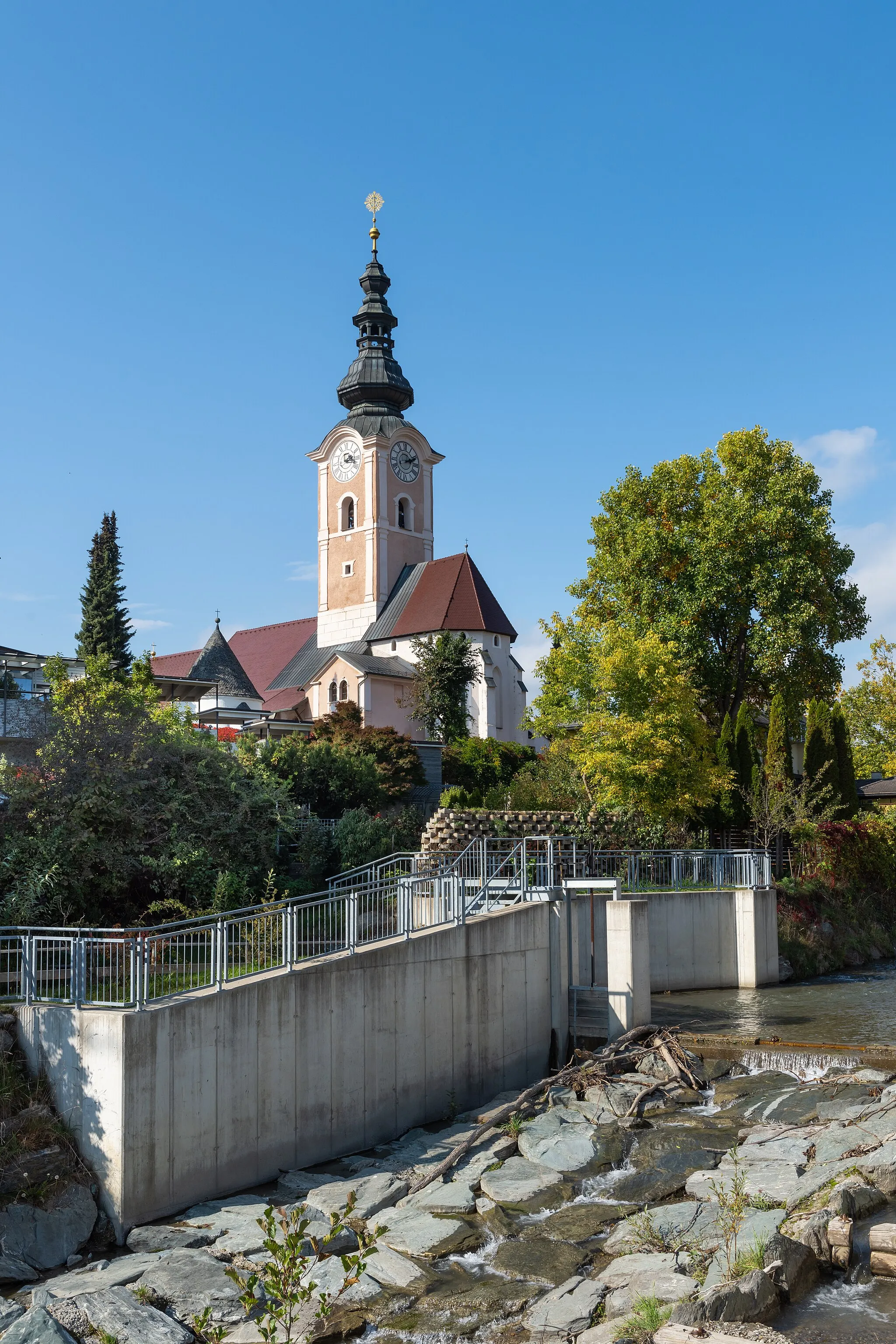 Photo showing: City parish church Assumption of Mary and weir at the Tiebel river, city Feldkirchen, district Feldkirchen, Carinthia, Austria, EU