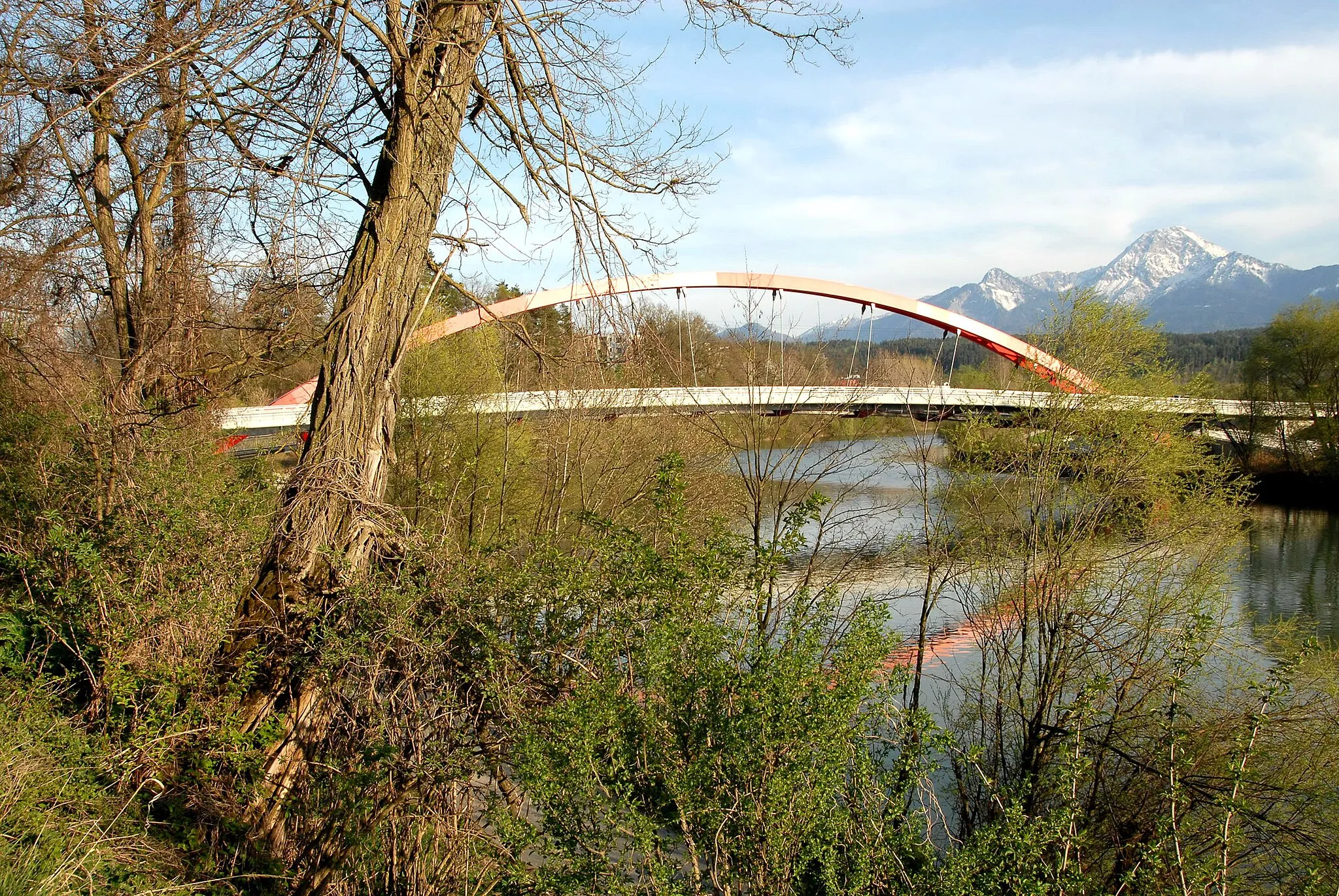 Photo showing: Pedestrian bridge across Drau river near locality Saint Magdalene, municipality Villach, Carinthia, Austria, EU