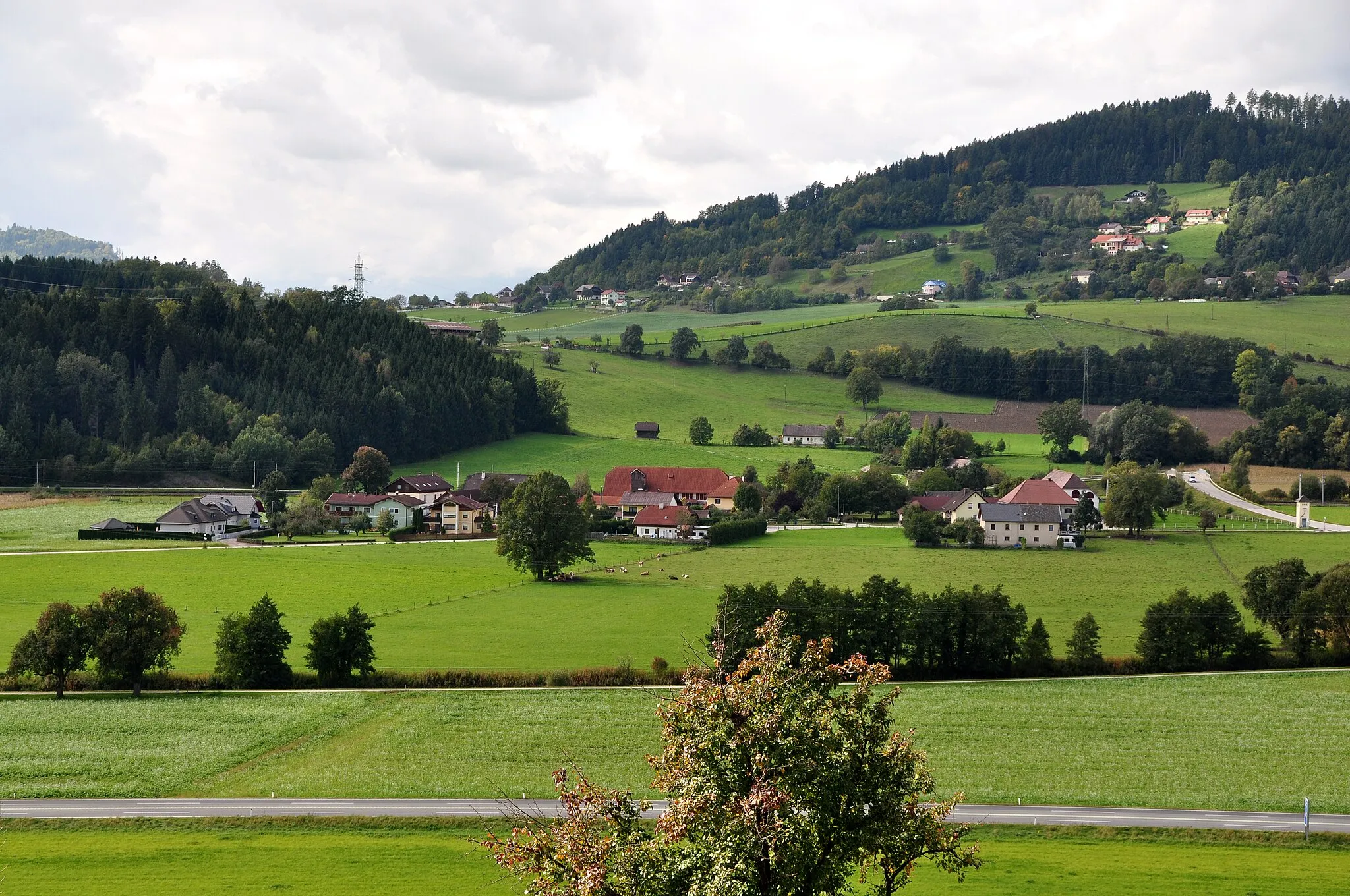Photo showing: View at Glandorf and in the background Muraunberg, situated in the municipality Sankt Veit an der Glan, Sankt Veit an der Glan District, Carinthia, Austria