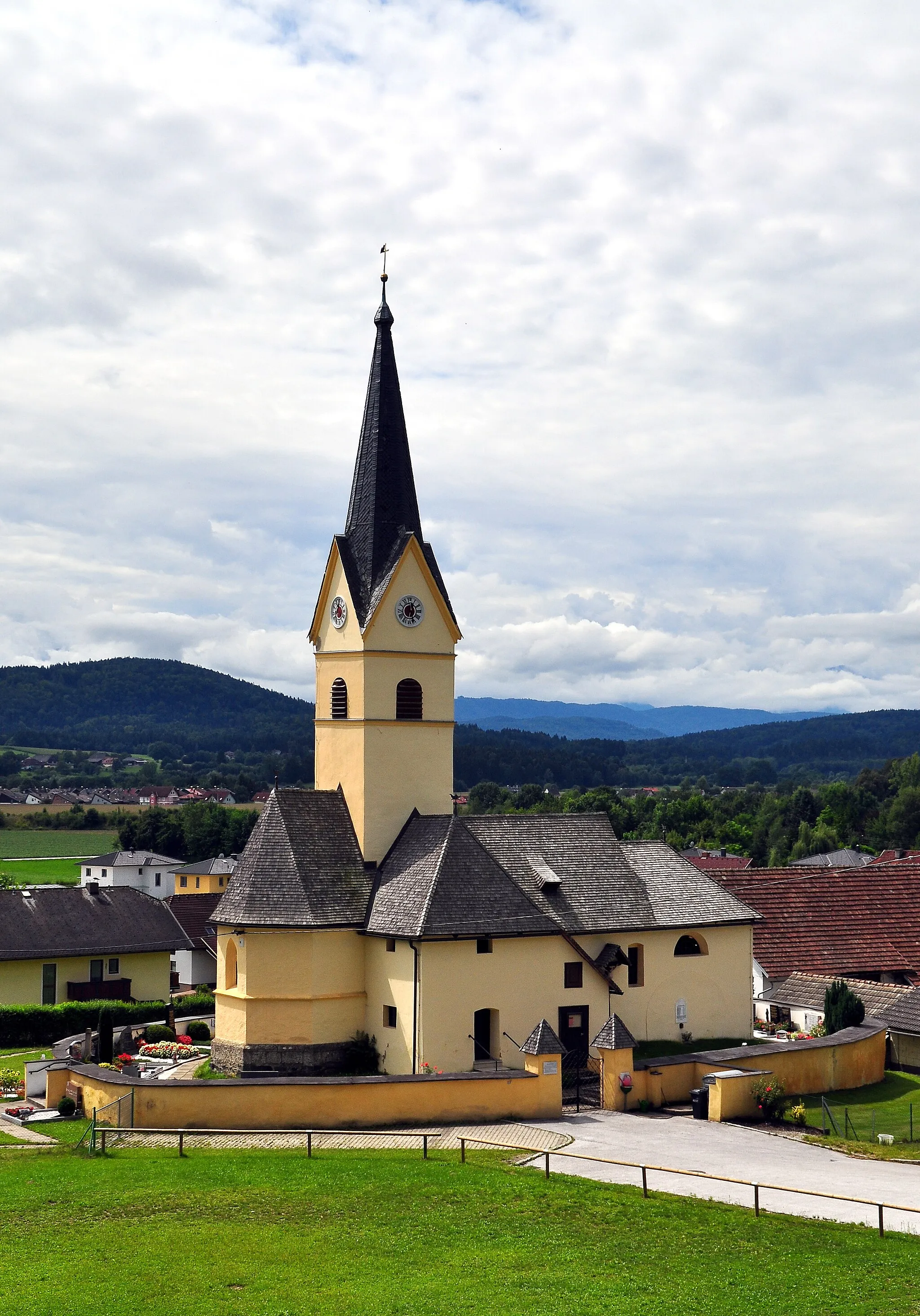 Photo showing: Northeastern view at the subsidiary church Saint Paul with cemetery on Emmersdorfer Strasse, 14th district Woelfnitz, municipality Klagenfurt am Wörthersee, Carinthia, Austria, EU