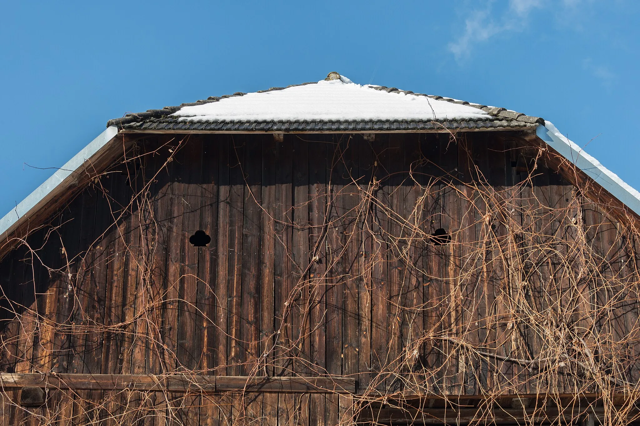 Photo showing: Barn of the farmstead vulgo Komar on Gaisrueckenstrasse #51 at Winklern, municipality Poertschach on the Lake Woerth, district Klagenfurt Land, Carinthia, Austria, EU