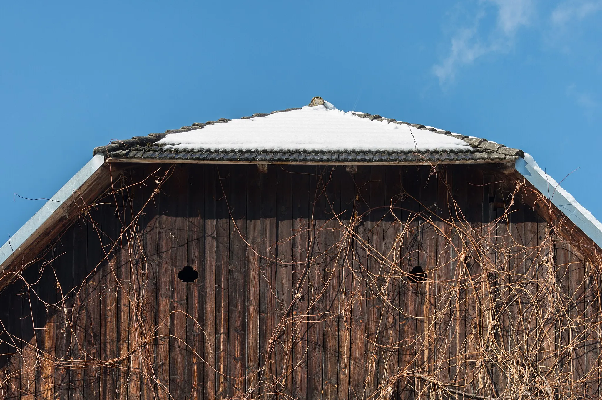 Photo showing: Barn of the farmstead vulgo Komar on Gaisrueckenstrasse #51 at Winklern, municipality Poertschach on the Lake Woerth, district Klagenfurt Land, Carinthia, Austria, EU