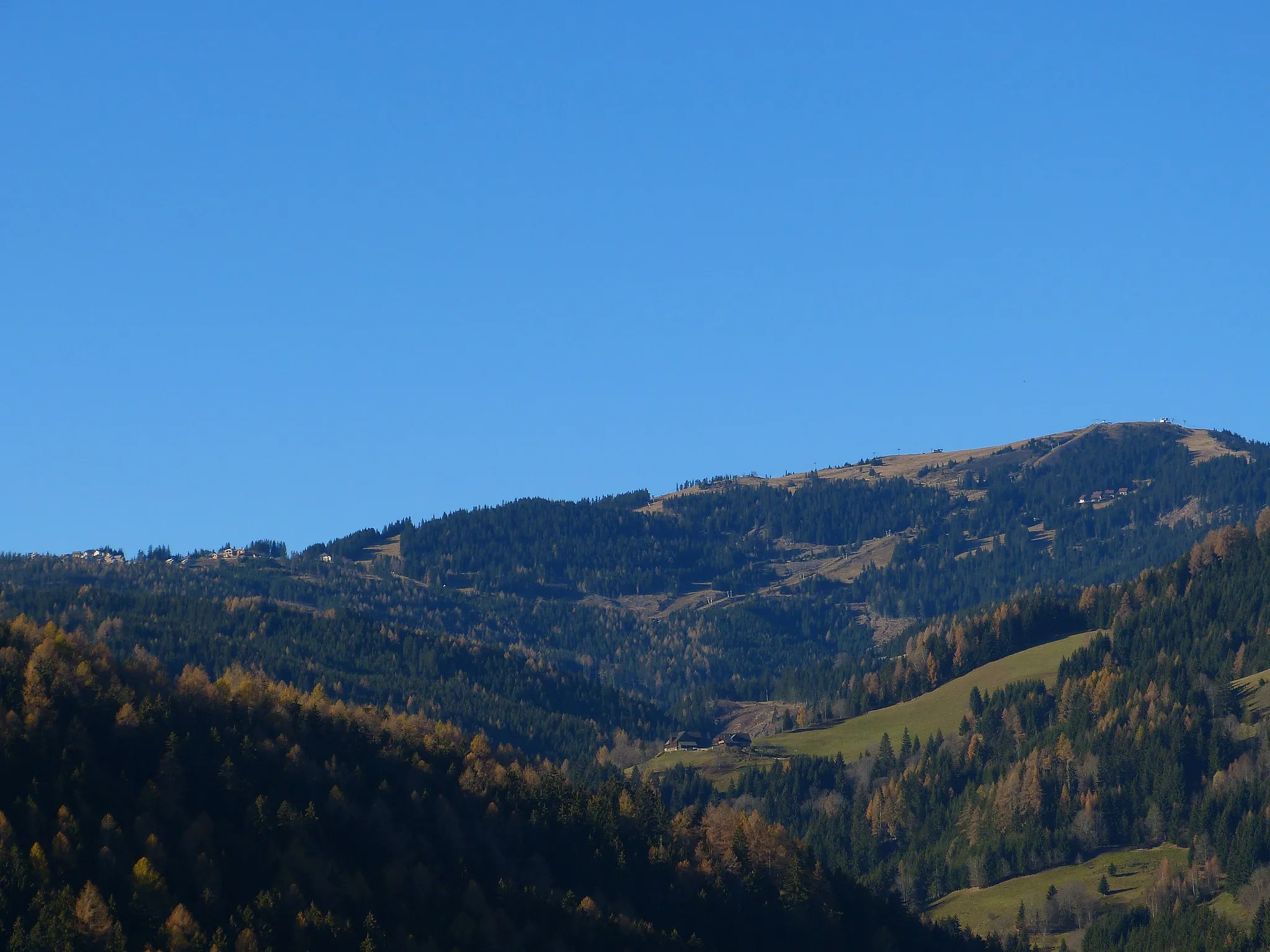 Photo showing: rechts: Gipfel des Hohenwart (1818 m; nördlichster Gipfel der Saualpe)