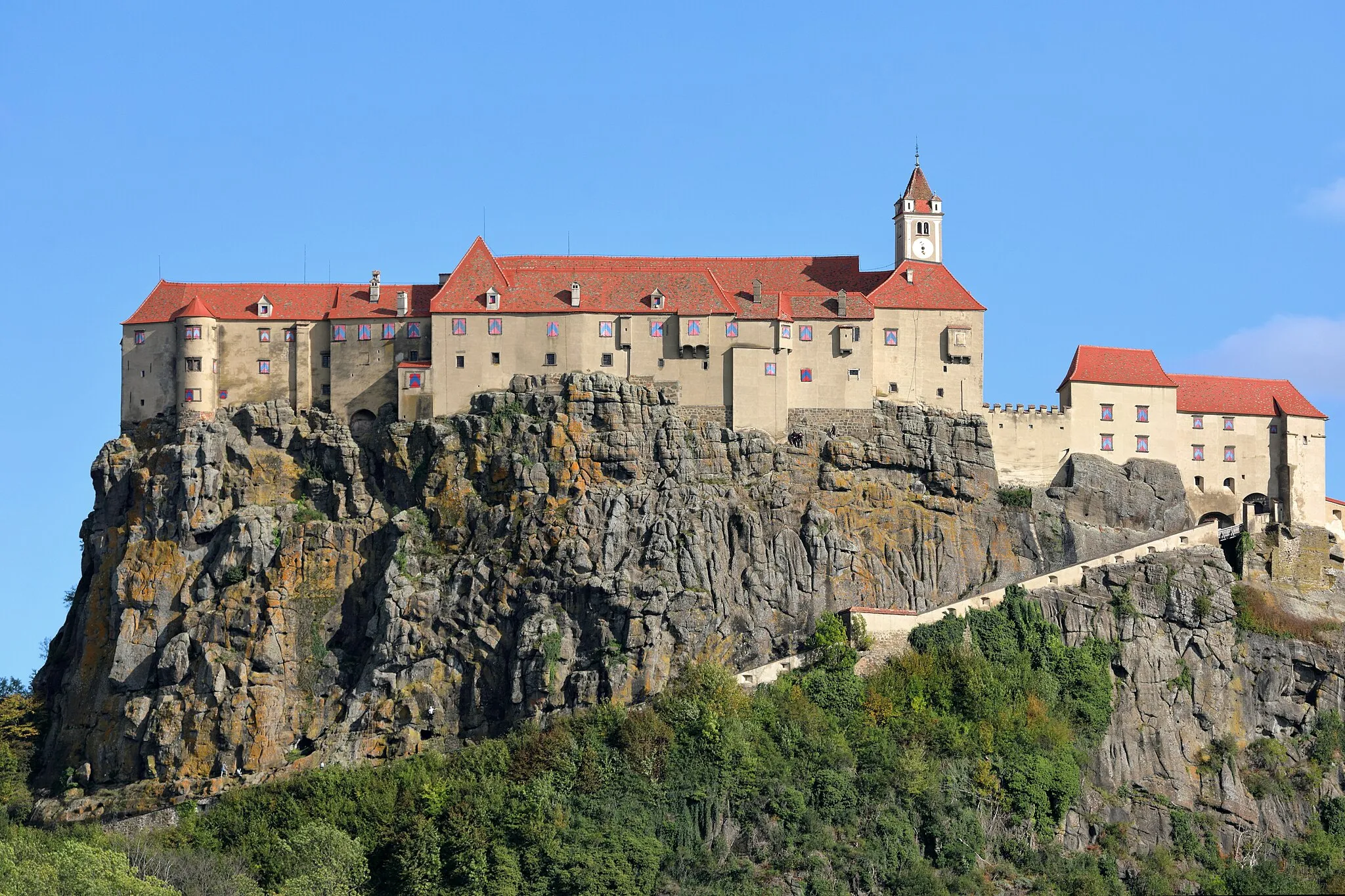 Photo showing: Westansicht der Burg in der steiermärkischen Marktgemeinde Riegersburg. Die erste urkundliche Erwähnung der Riegersburg stammt aus dem Jahre 1138. 1822 wurde sie in einer öffentlichen Versteigerung von Fürst Johann von Liechtenstein gekauft und ist aktuell (2020) noch immer im Besitz der Familie Liechtenstein.