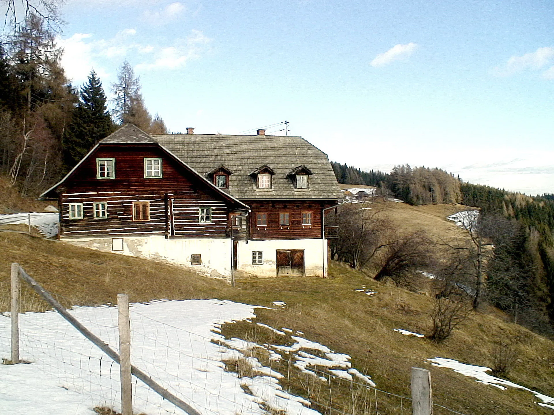 Photo showing: "Schneebauer" homestead on the southern versant of the Schneebauerberg at the village Soergerberg in the community Liebenfels, district Saint Veit on the Glan, Carinthia, Austria