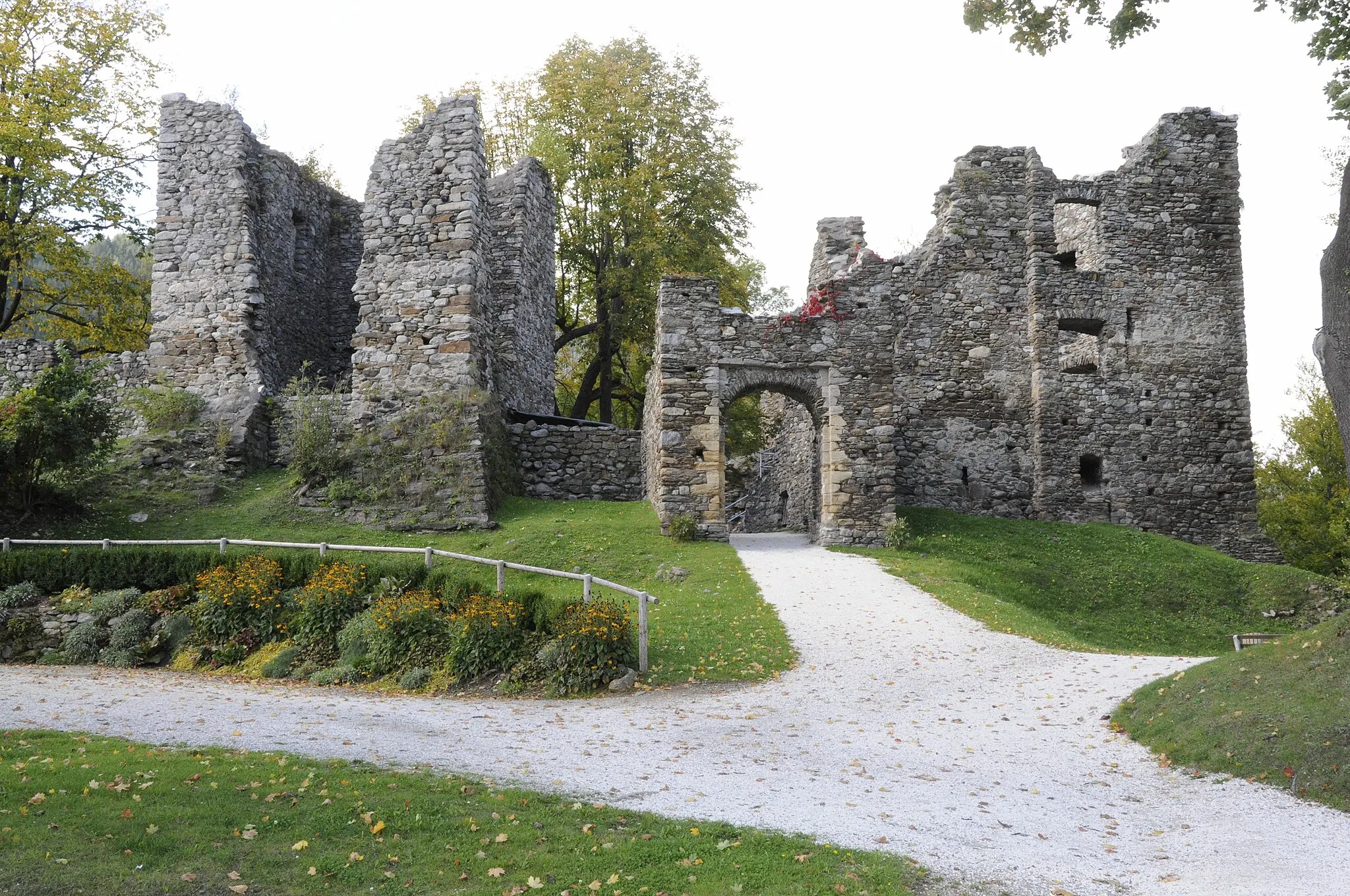 Photo showing: Castle ruin Gomarn on the Schlossberg of Bad Sankt Leonhard, municipality Bad Sankt Leonhard, district Wolfsberg, Carinthia / Austria / EU