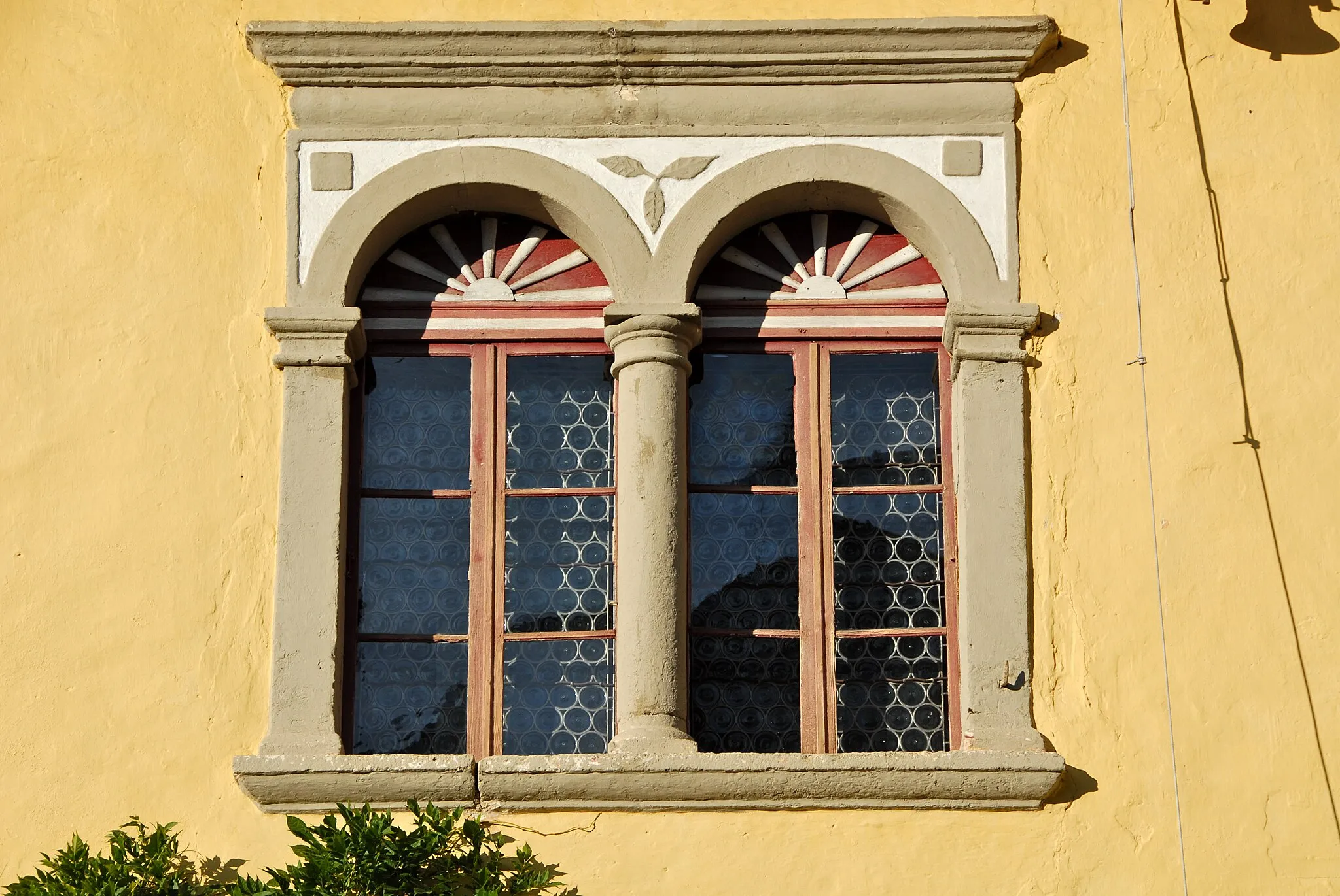 Photo showing: Mullioned Renaissance window at castle Kohlhof, Weinbergstrasse #2, municipality Voelkermarkt, district Voelkermarkt, Carinthia / Austria / EU