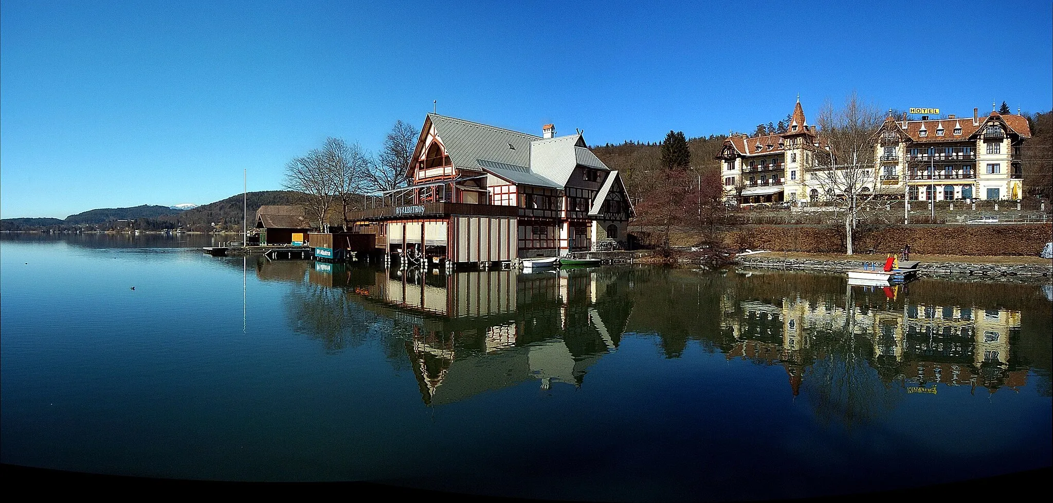 Photo showing: Rowing club house "Albatros" and Hotel “Woerthersee” on Villacher Strasse #338, 12th district "Sankt Martin" of Klagenfurt on the Lake Woerth, Carinthia, Austria, EU