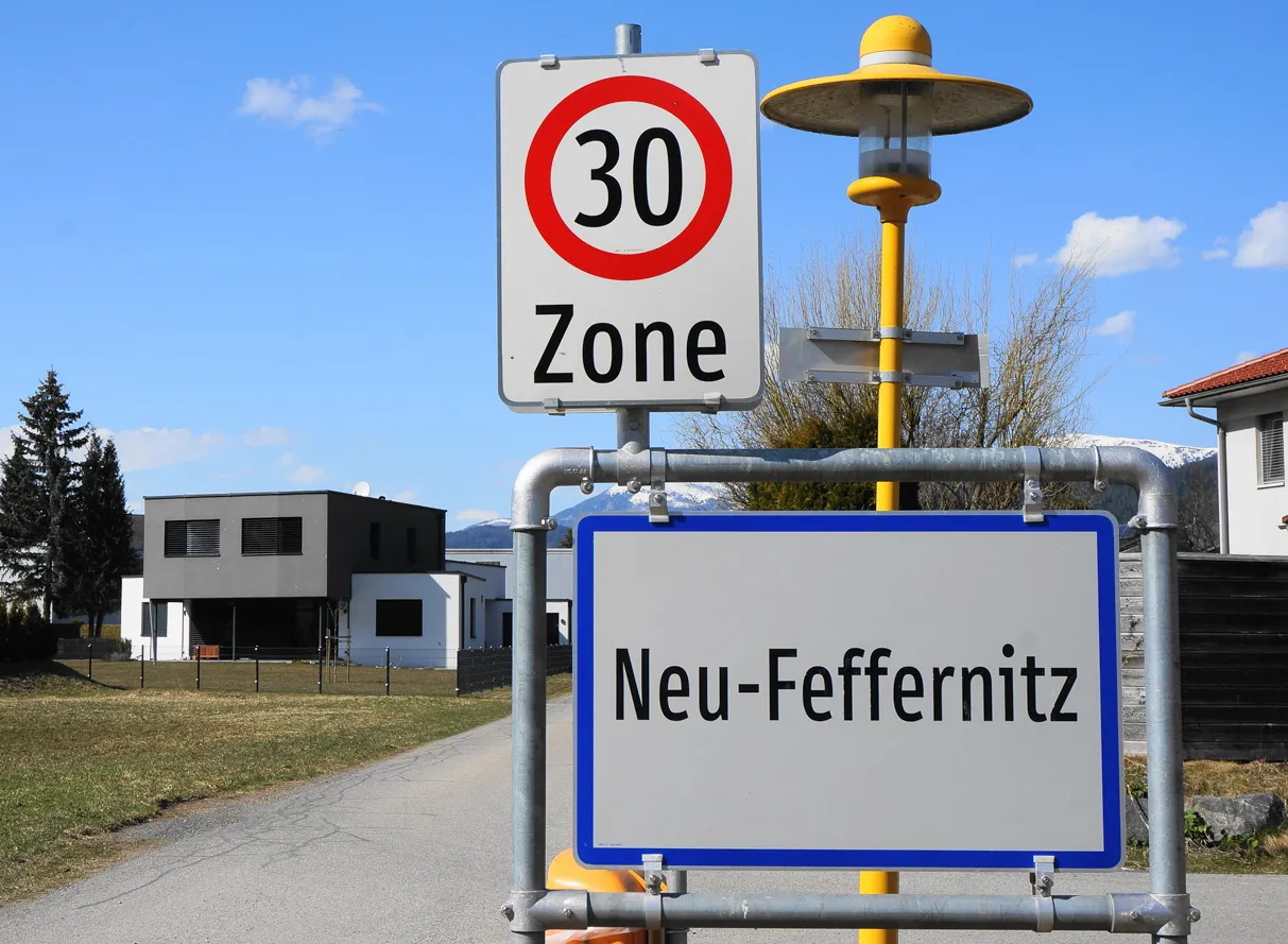 Photo showing: Place-name sign Neu-Feffernitz, municipality of Paternion, district of Villach Land, Carinthia, Austria, European Union