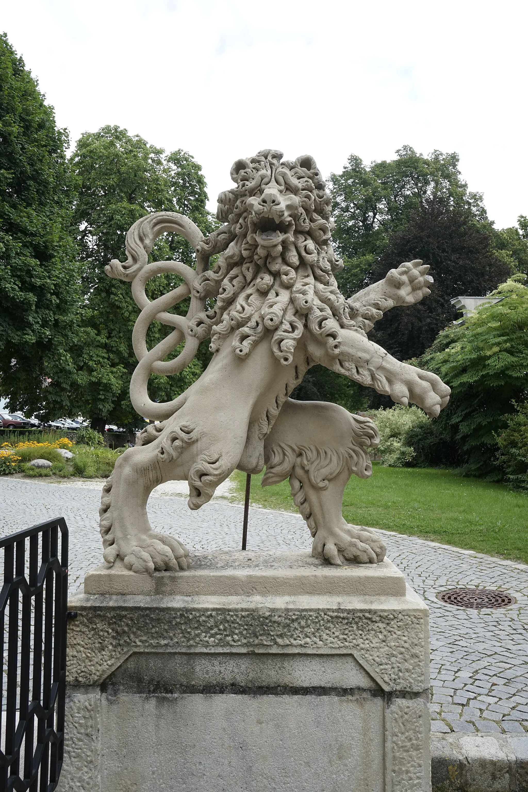 Photo showing: Schloss Lodron in Gmünd, hier eine Löwenstatue im Detail, hier mit Skrotum.