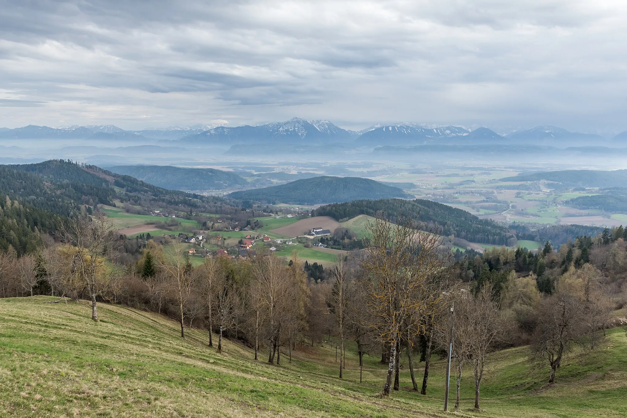 Photo showing: Klagenfurter Becken, Sattnitz and Karawanks, seen from Magdalensberg, market town Magdalensberg, district Klagenfurt Land, Carinthia, Austria, EU