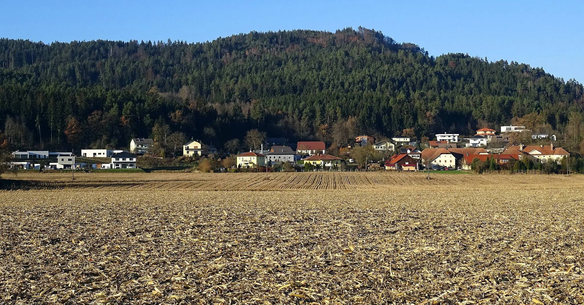 Photo showing: Gundersdorf - Gundrska vas, Ortsansicht (Siedlung) von Süden - Gemeinde Magdalensberg, Kärnten