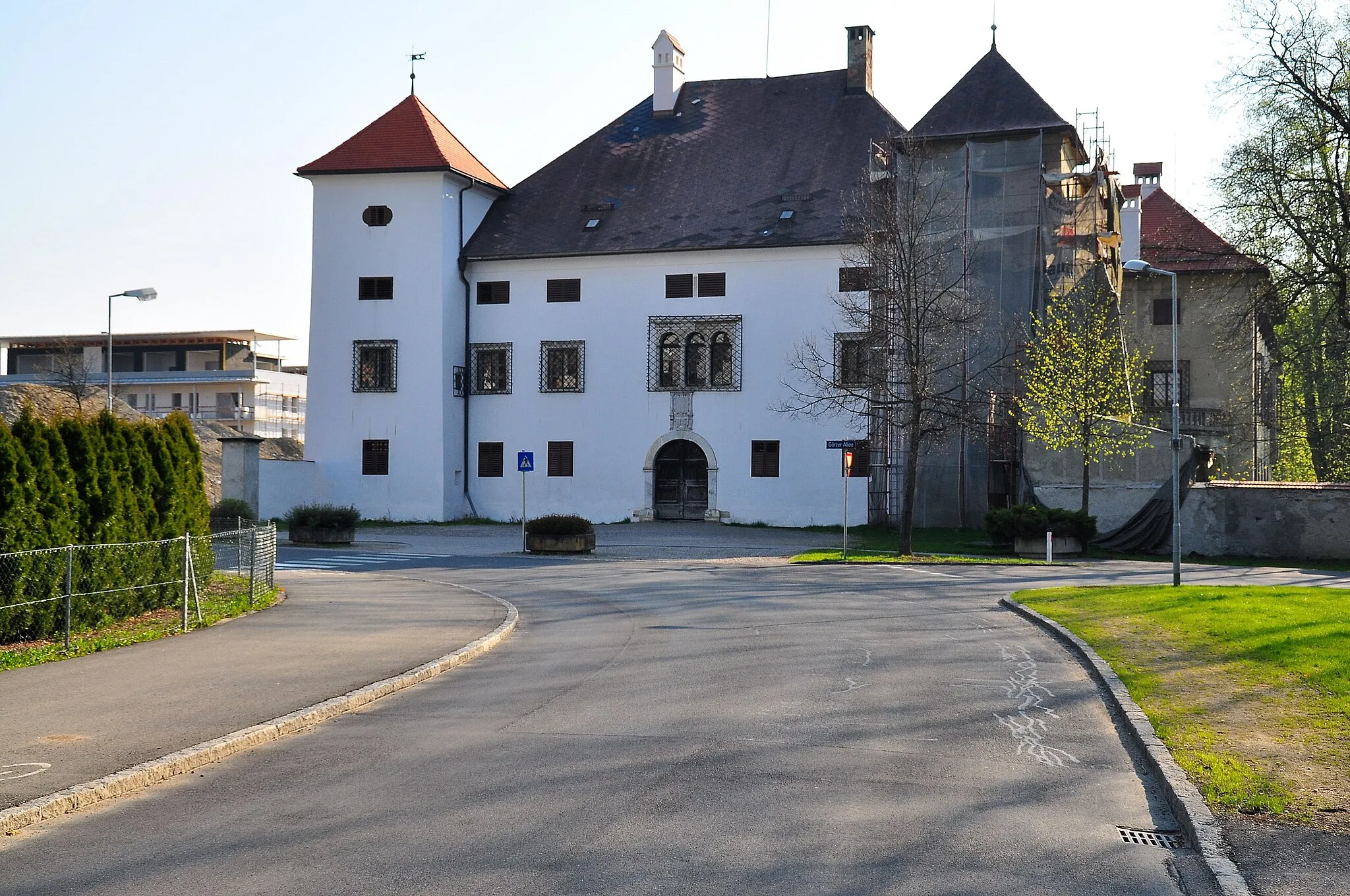 Photo showing: Castle Welzenegg on the Victor-Welzer-Platz #1 in the 10th district "Sankt Peter" of Carinthian`s capital Klagenfurt on the Lake Woerth, Carinthia, Austria, EU