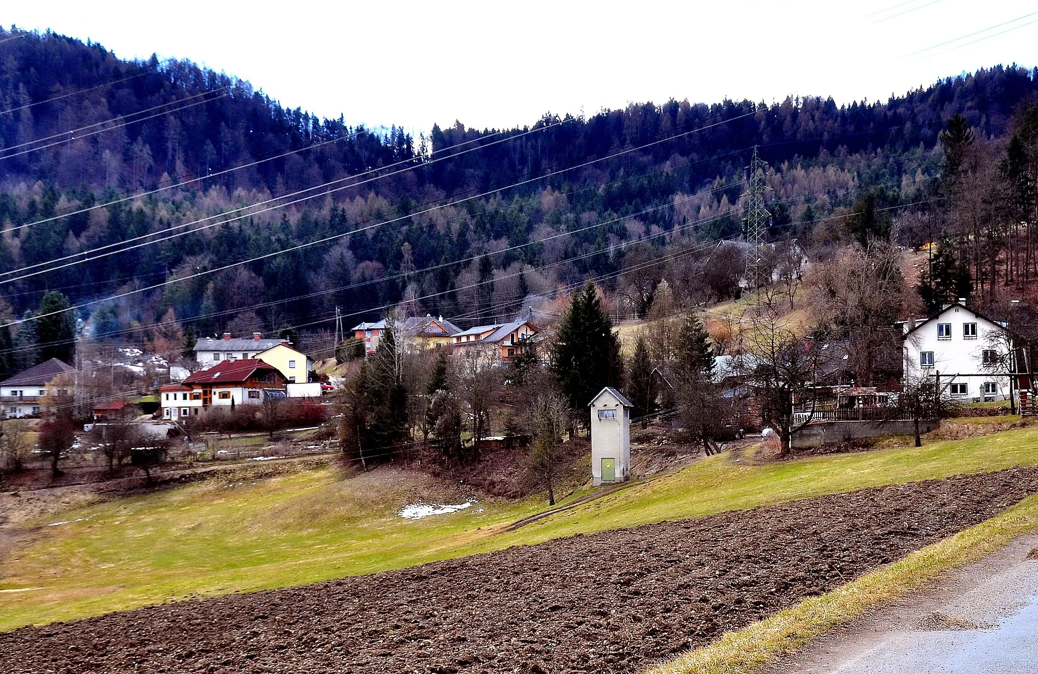 Photo showing: Mountain “Stifterkogel” and the locality "Bach" in the 13th district "Viktring" of the Carinthian capital Klagenfurt, Carinthia, Austria