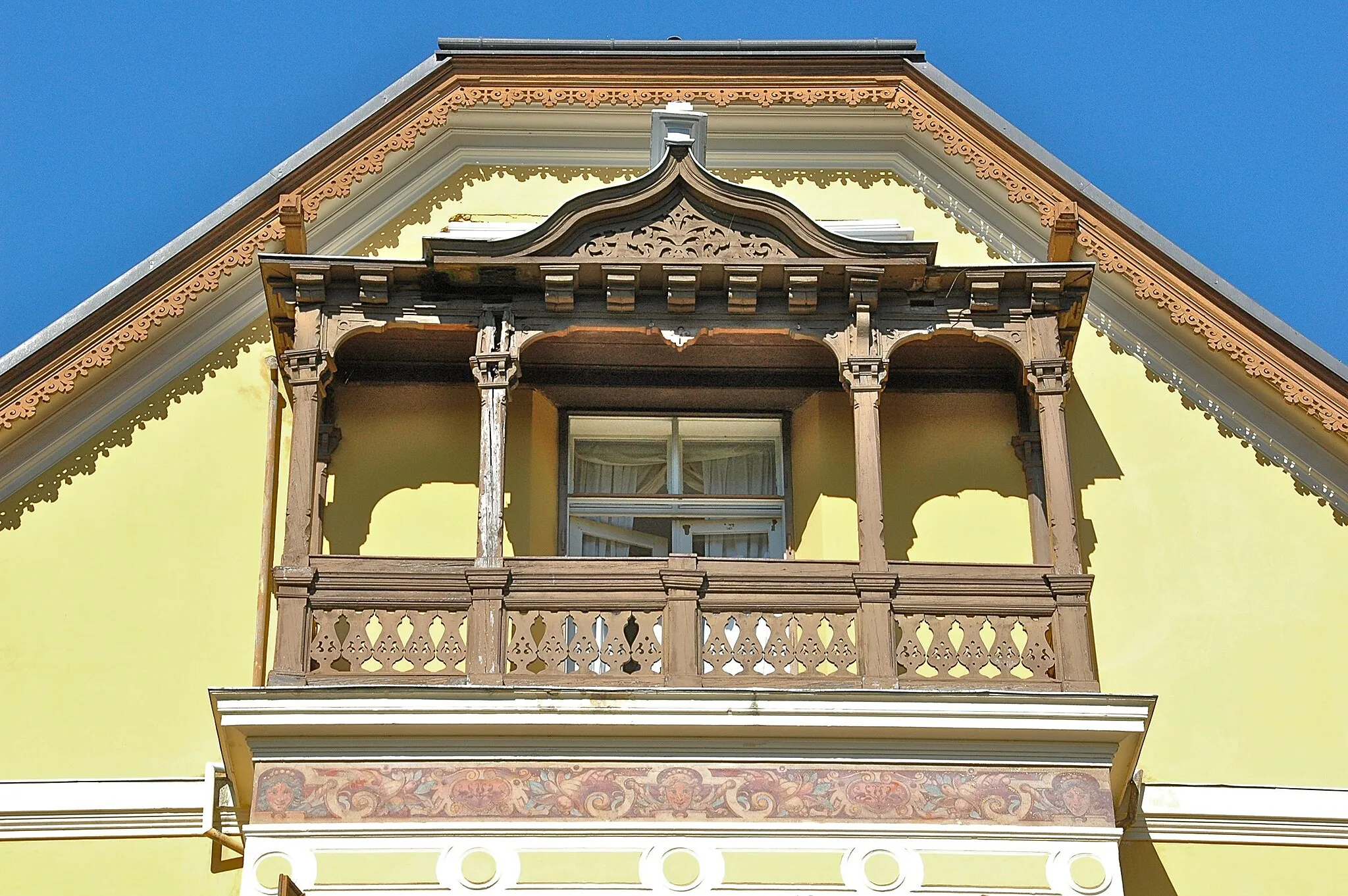 Photo showing: Gable balcony, detail of the Villa Miralago, former Villa “Lugg in See”, Villa Ludwig Urban, designed 1892 by architect Carl Langhammer, Main Street #129, municipality Poertschach on the Lake Woerth, district Klagenfurt Land, Carinthia, Austria, EU