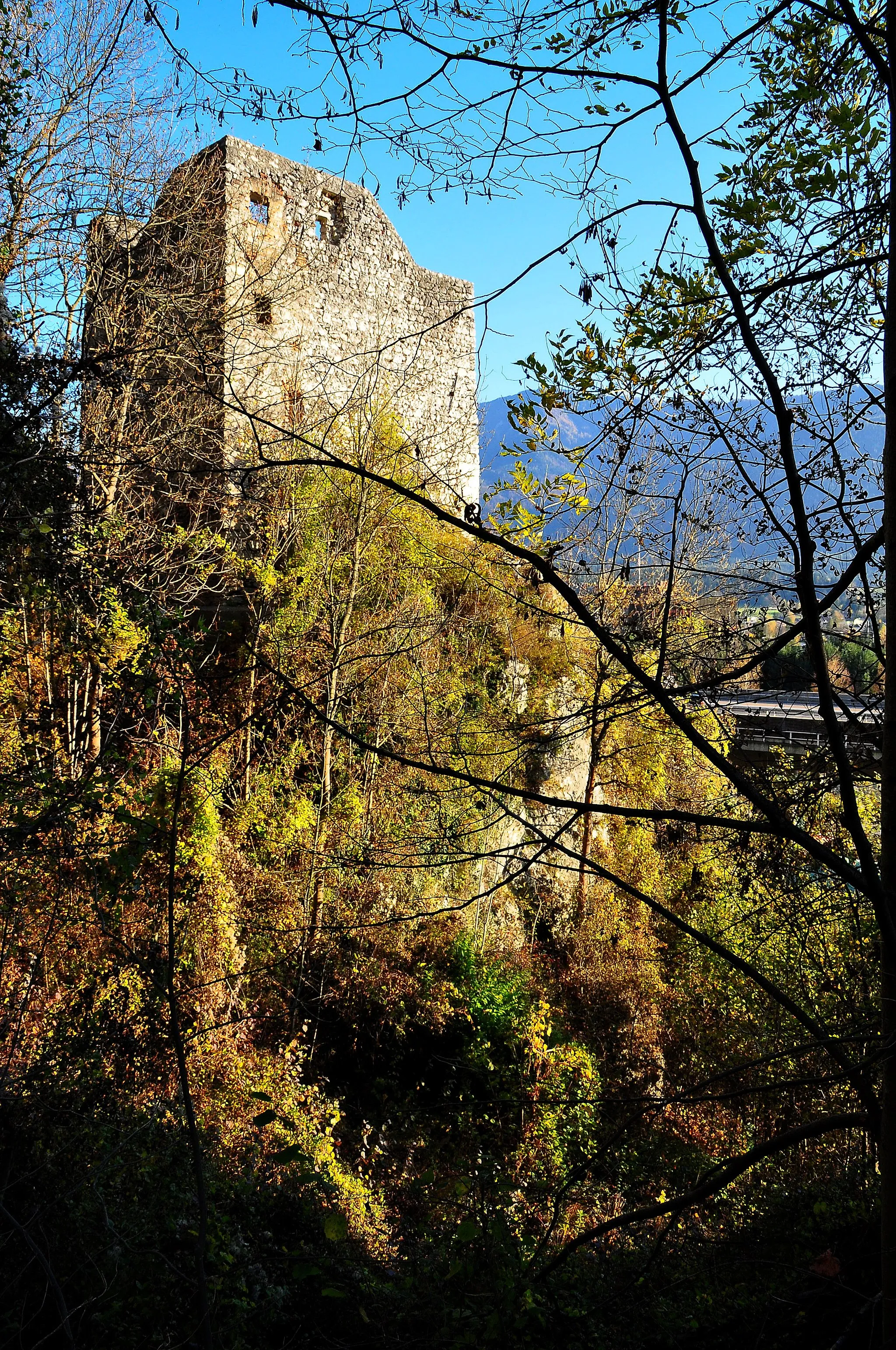 Photo showing: Castle ruin Federaun in Unterfederaun, statatory city Villach, Carinthia, Austria, EU