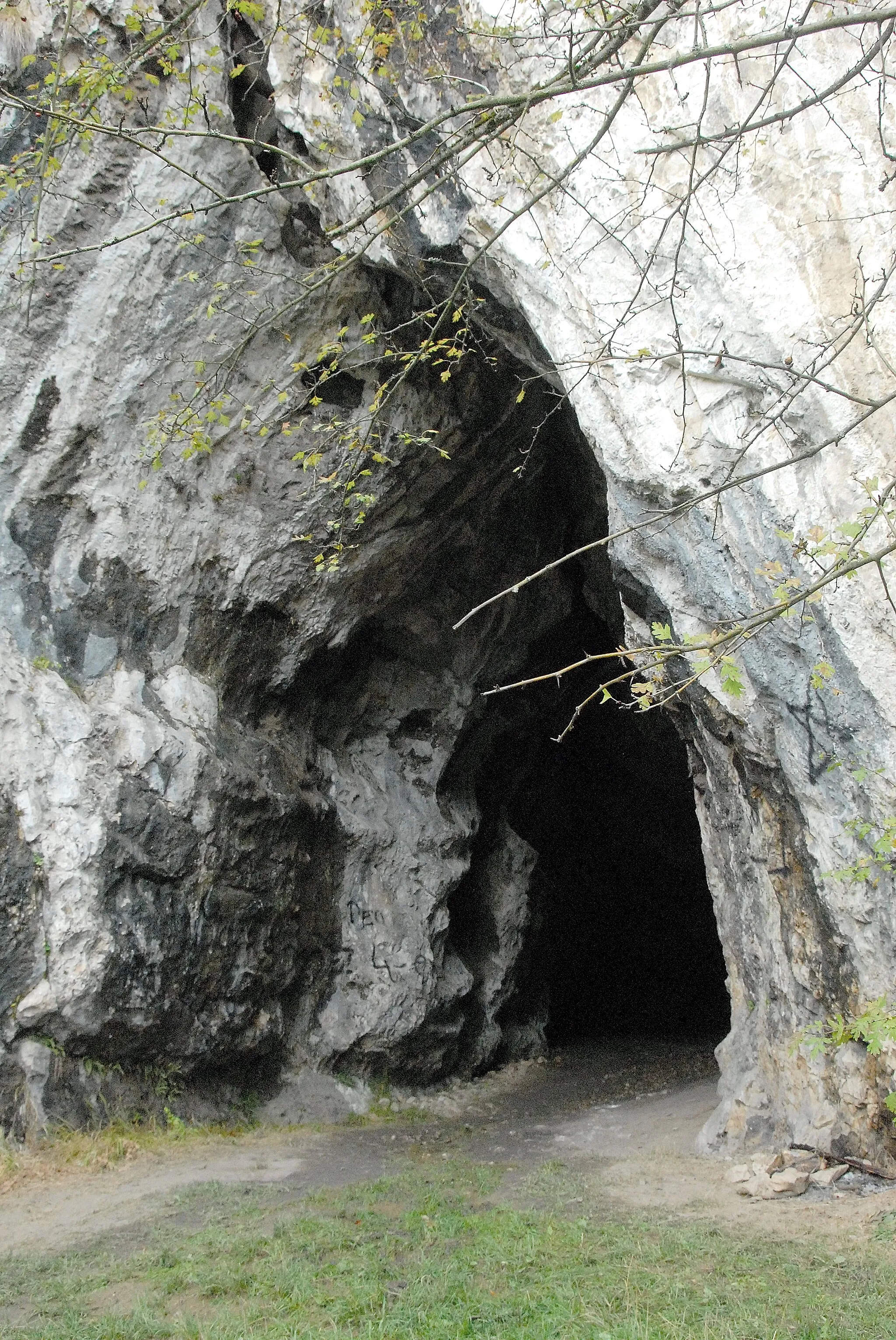 Photo showing: Cave entrance to the Eggerloch at the mountain Tscheltschnigkogel near “Warmbad” in Judendorf, municipality Villach, Carinthia, Austria, EU