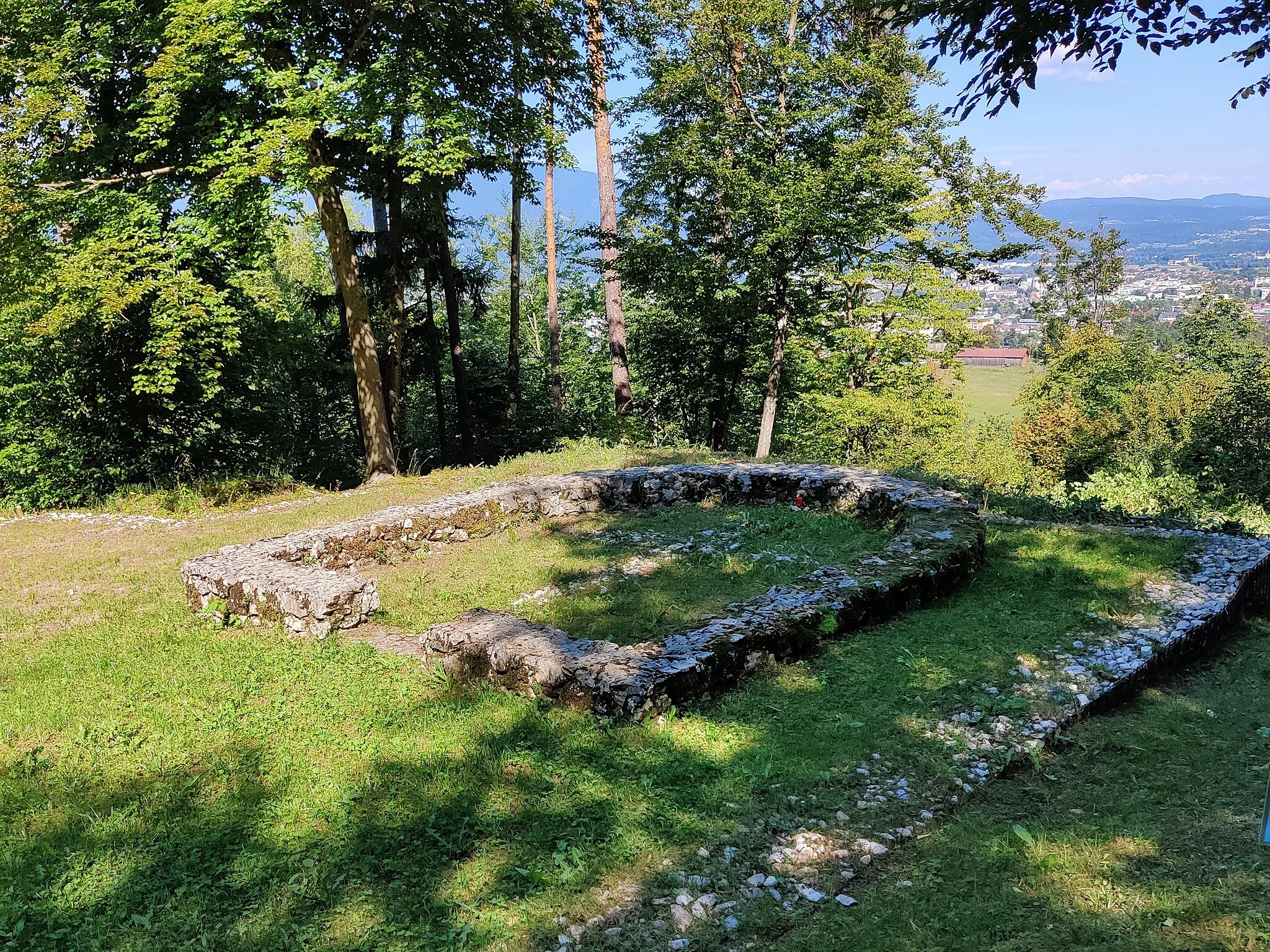 Photo showing: Urgeschichtliche und befestigte spätantike Höhensiedlung mit Kultstätten Tscheltschnigkogel