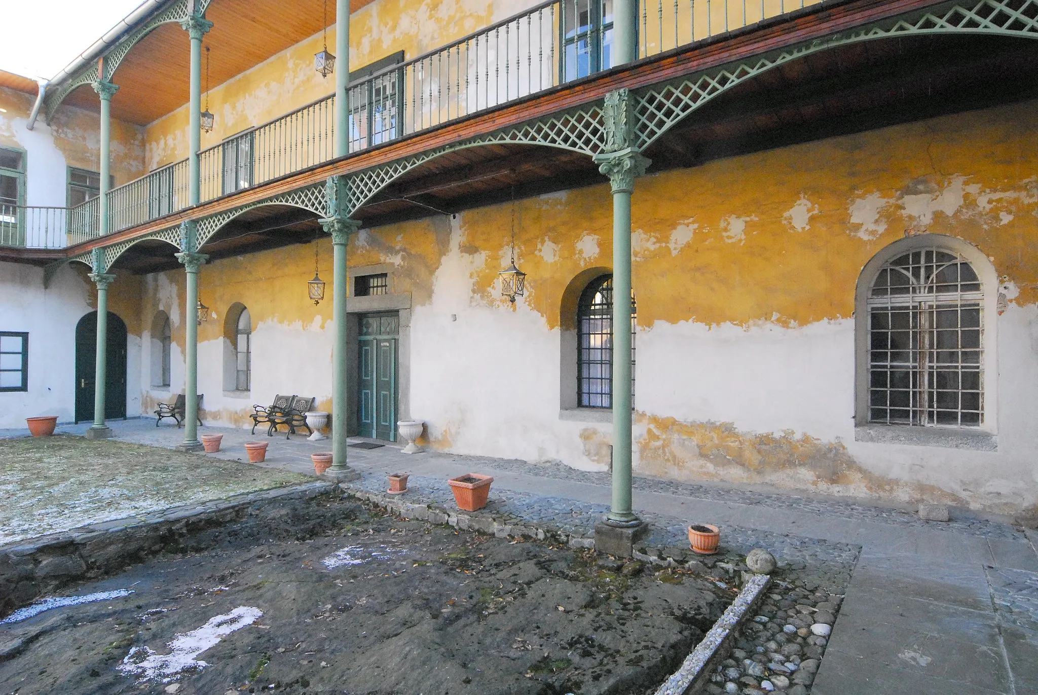 Photo showing: Access balcony at the inner yard of the castle “Zigguln”, Schlossweg #28, in the 12th district "Sankt Martin", the north-west of Klagenfurt, capital of the state Carinthia, Austria, EU