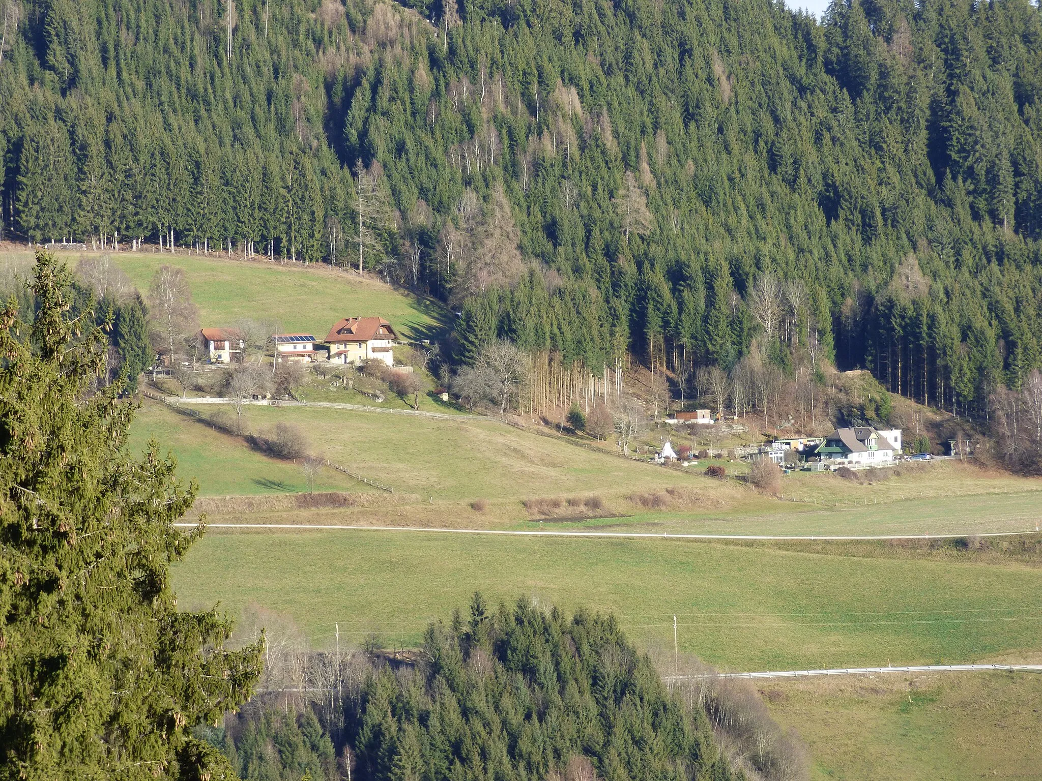 Photo showing: Ortschaft Pflugern, Gemeinde Liebenfels (Kärnten)
links Haus Nr. 5, rechts Haus Nr. 6 und (halb verdeckt dahinter) Nr. 6a