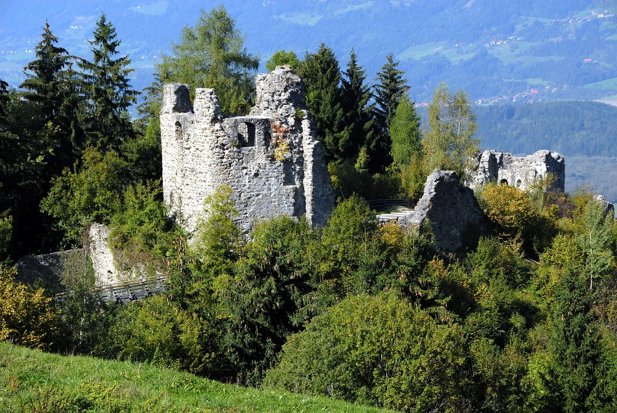 Photo showing: Ruin of castle Ortenburg in the community of Baldramsdorf, Carinthia, Austria, EU.