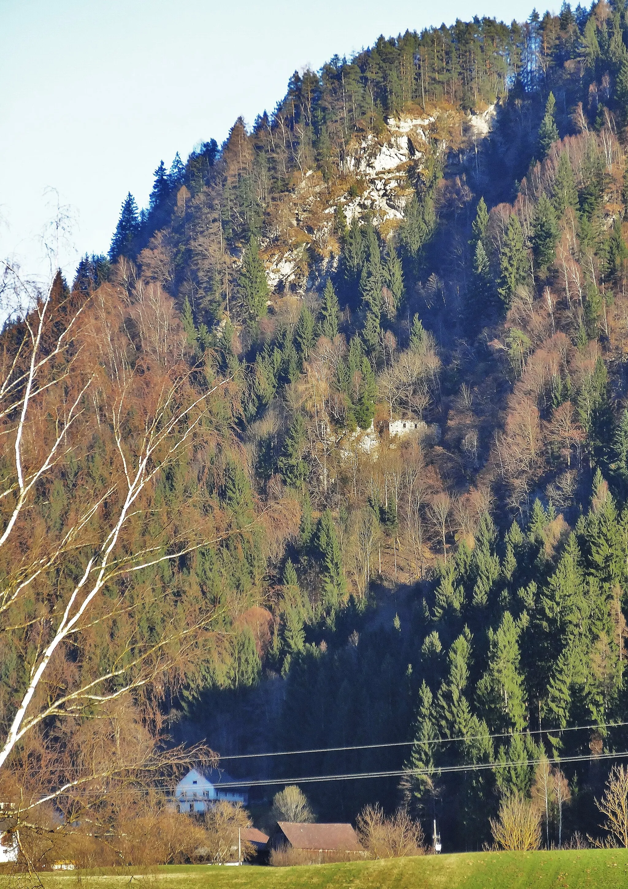 Photo showing: Ansicht der Burgruine Prägrad über dem Tal (Bleistätter Moor)