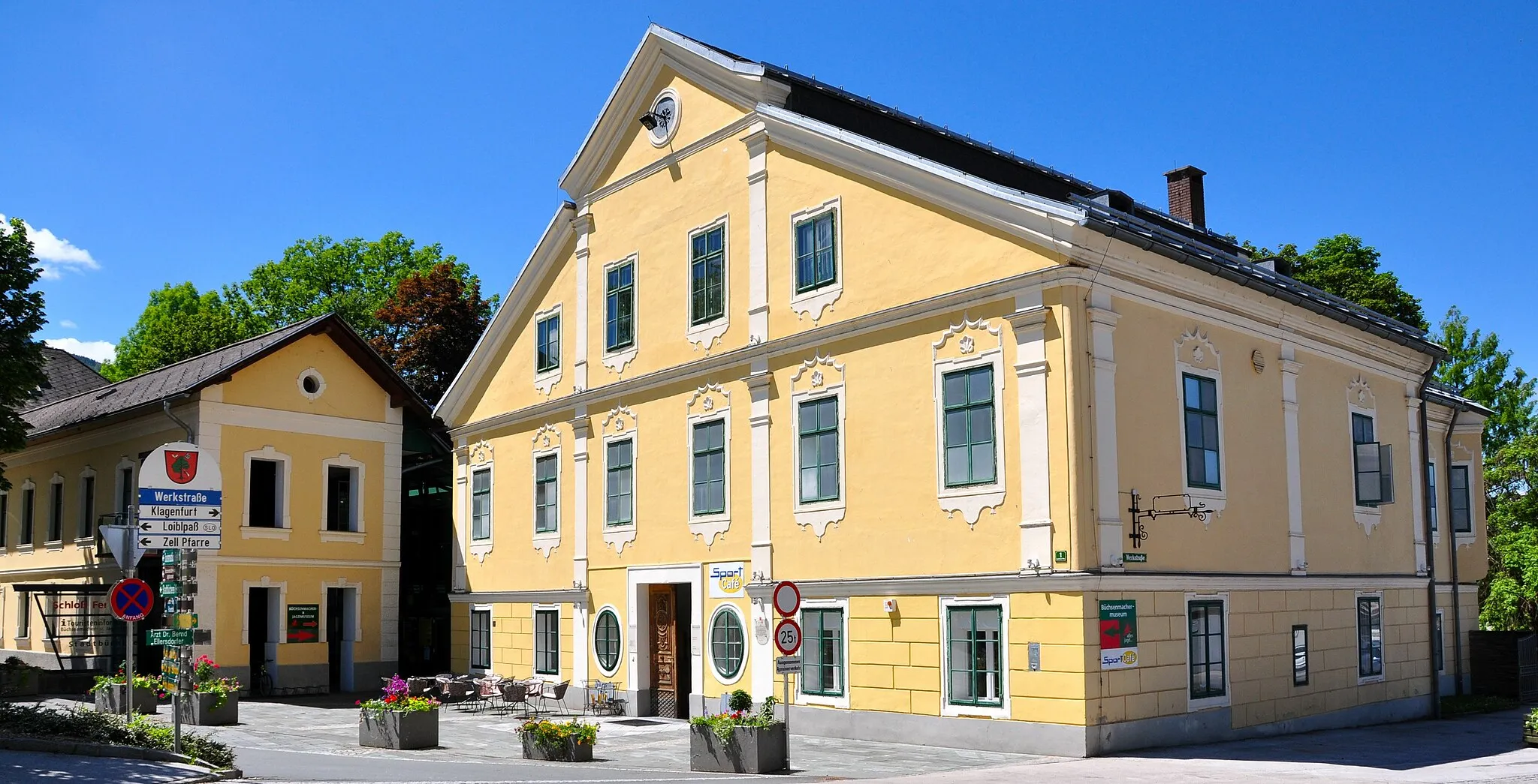 Photo showing: Castle on Sponheimer Square #1, municipality Ferlach, district Klagenfurt Land, Carinthia, Austria, EU