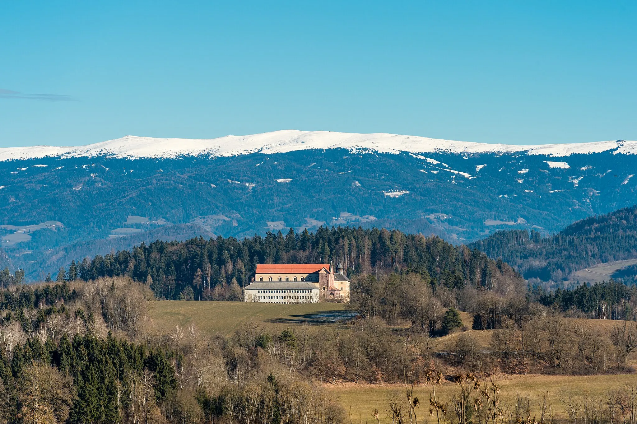 Photo showing: View of the seminary church in Tanzenberg and the Saualpe behind, municipality Sankt Veit an der Glan, district Sankt Veit, Carinthia, Austria, EU