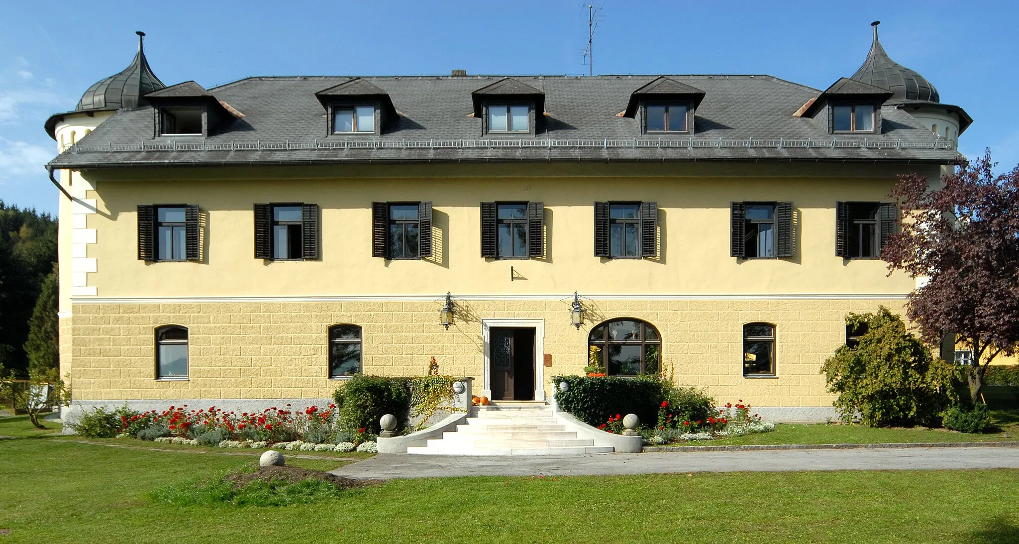 Photo showing: Castle on Schlossweg #2 at Hunnenbrunn, municipality Frauenstein, district Sankt Veit an der Glan, Carinthia / Austria / EU