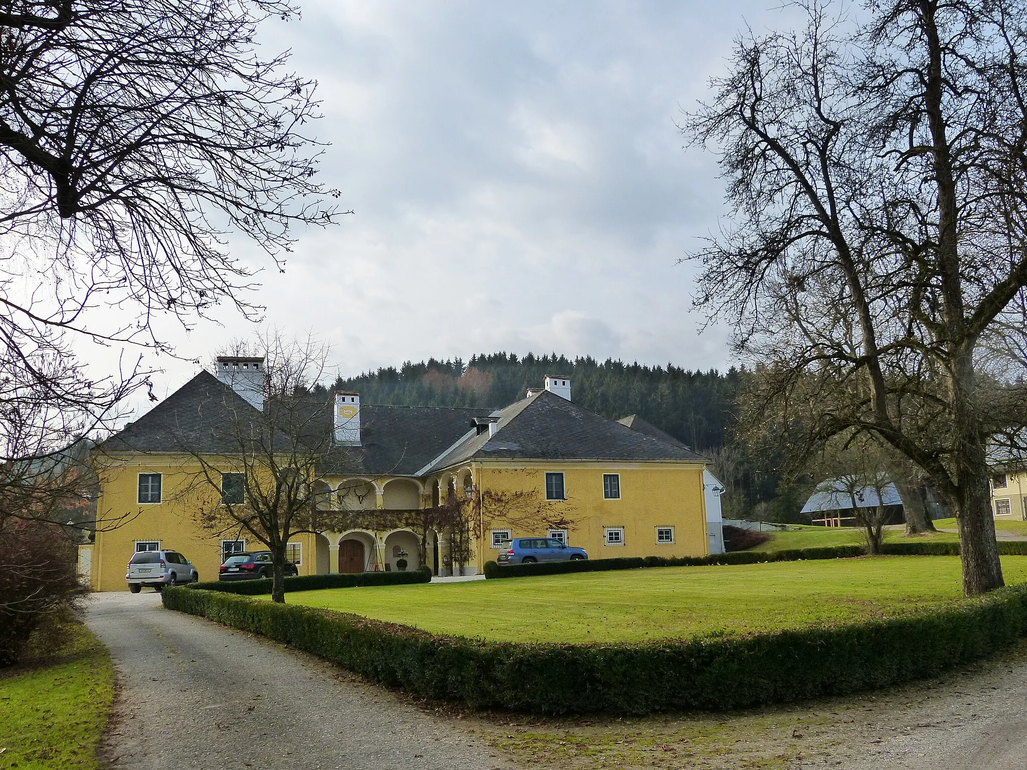 Photo showing: Meierhof Hunnenbrunn: barocker Bau neben Schloss Hunnenbrunn; Gemeinde Frauenstein, Kärnten): Ansicht von Nordosten