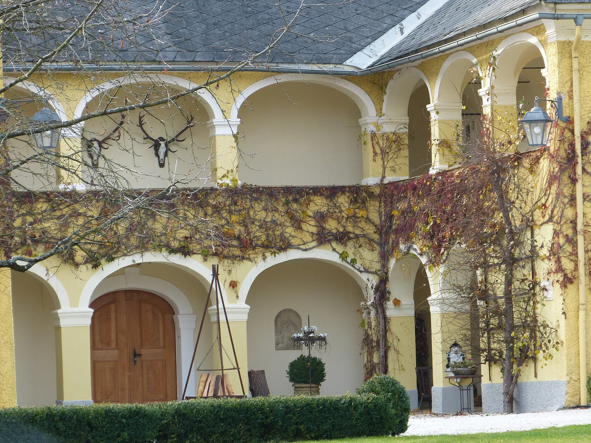 Photo showing: Meierhof Hunnenbrunn: barocker Bau neben Schloss Hunnenbrunn; Gemeinde Frauenstein, Kärnten): nördlicher Teil des zweigeschoßigen Arkadenhofs, Antoniusrelief (Bildmitte, an der Wand des Erdgeschoßes)