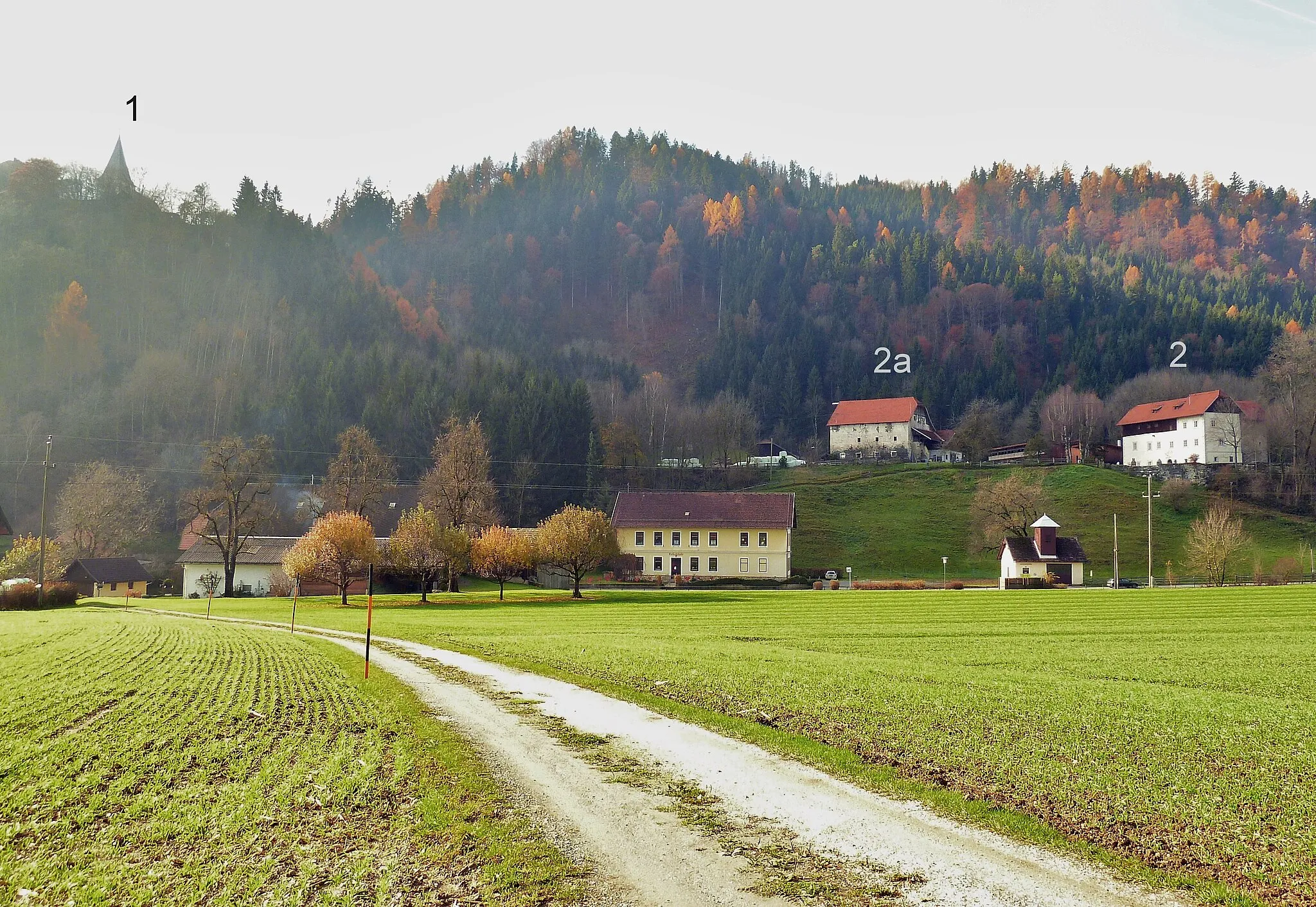 Photo showing: Tiffen, Übersicht. 1 Kirche, 2 vulgo Gschlosser mit Speichergebäude 2a