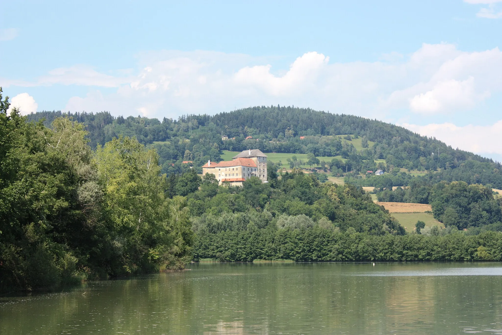 Photo showing: Neudenstein castle - seen from the Völkermarkt-reservoir (River Drava)
Locality:Neudenstein
Community:Völkermarkt