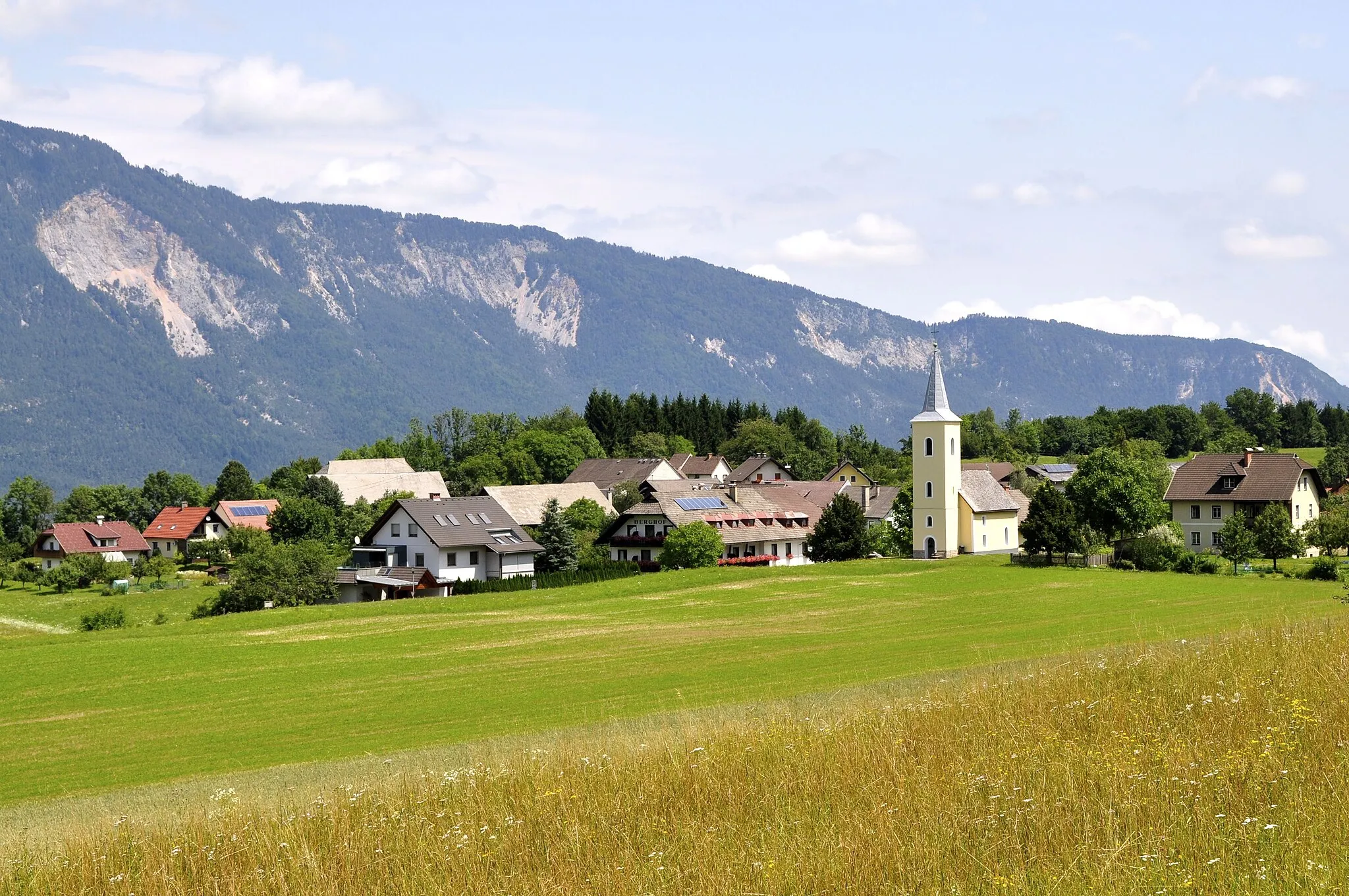 Photo showing: South west view at the village Agoritschach featuring the Lutheran parish church A. B. in Agoritschach, municipality Arnoldstein, district Villach Land, Carinthia / Austria / EU