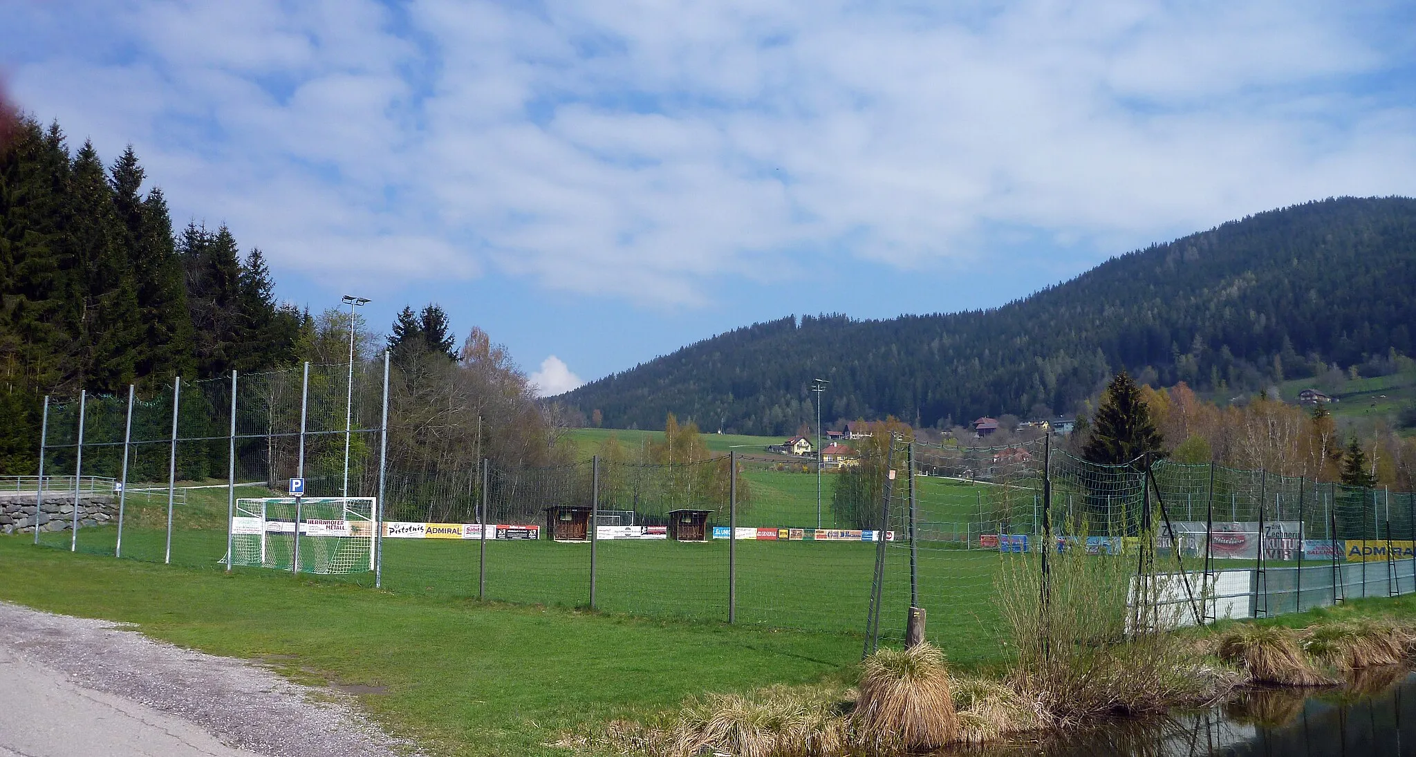Photo showing: Fußballplatz des SC Sörg 1968 in Fachau. Fachau ist eine Ortschaft in der Gemeinde Frauenstein. Kärnten - Koróška