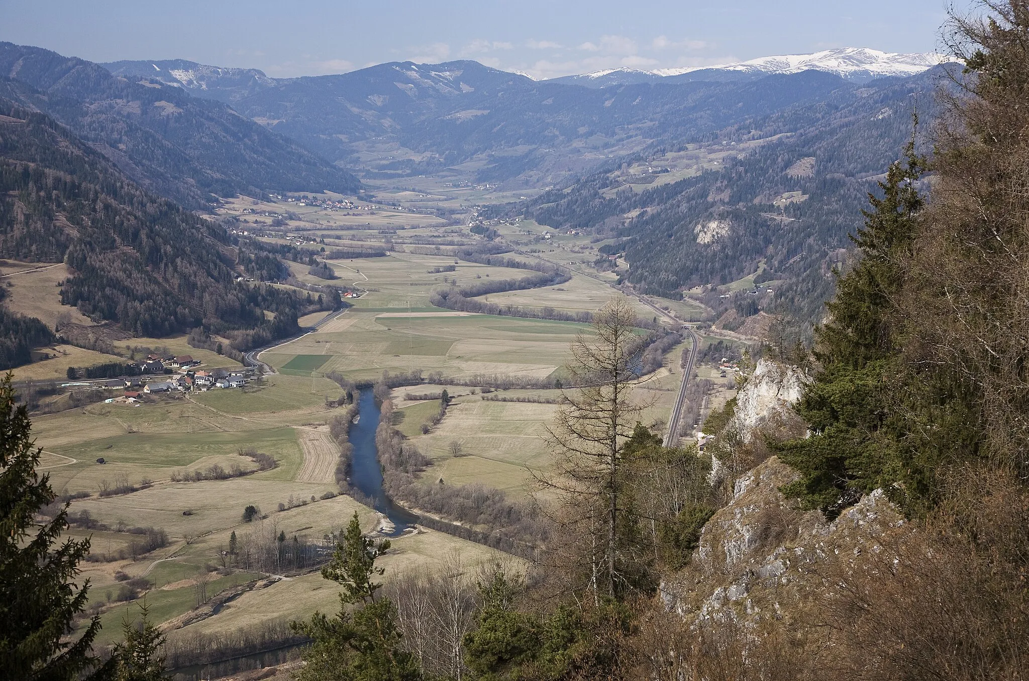 Photo showing: Blick vom Falkenberg auf den Ort Pichl und das Murtal