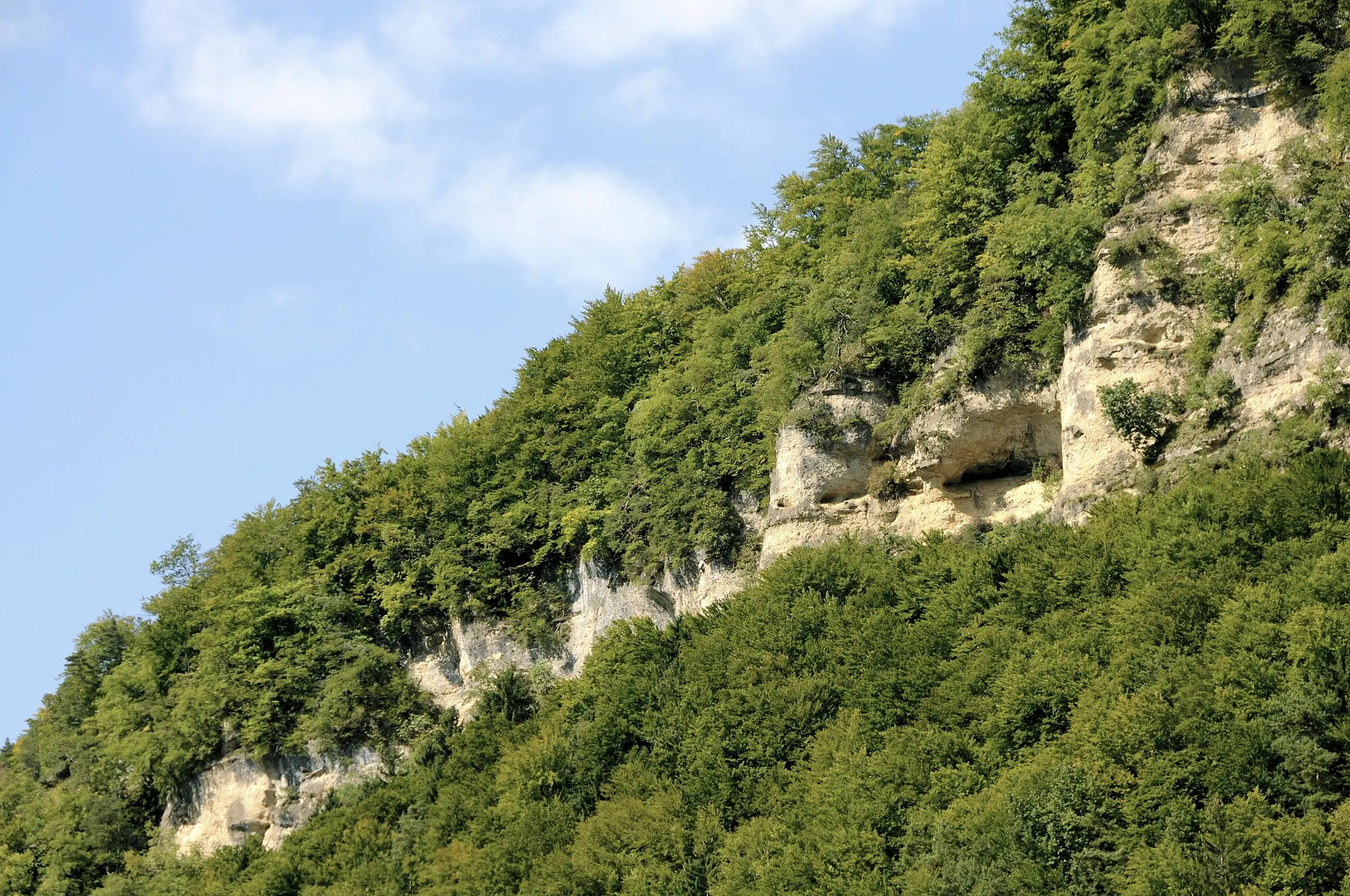 Photo showing: Rock cave on the escarpment of the Sattnitz ridge above Rottenstein, municipality Ebenthal in Kärnten, district Klagenfurt Land, Carinthia / Austria / EU